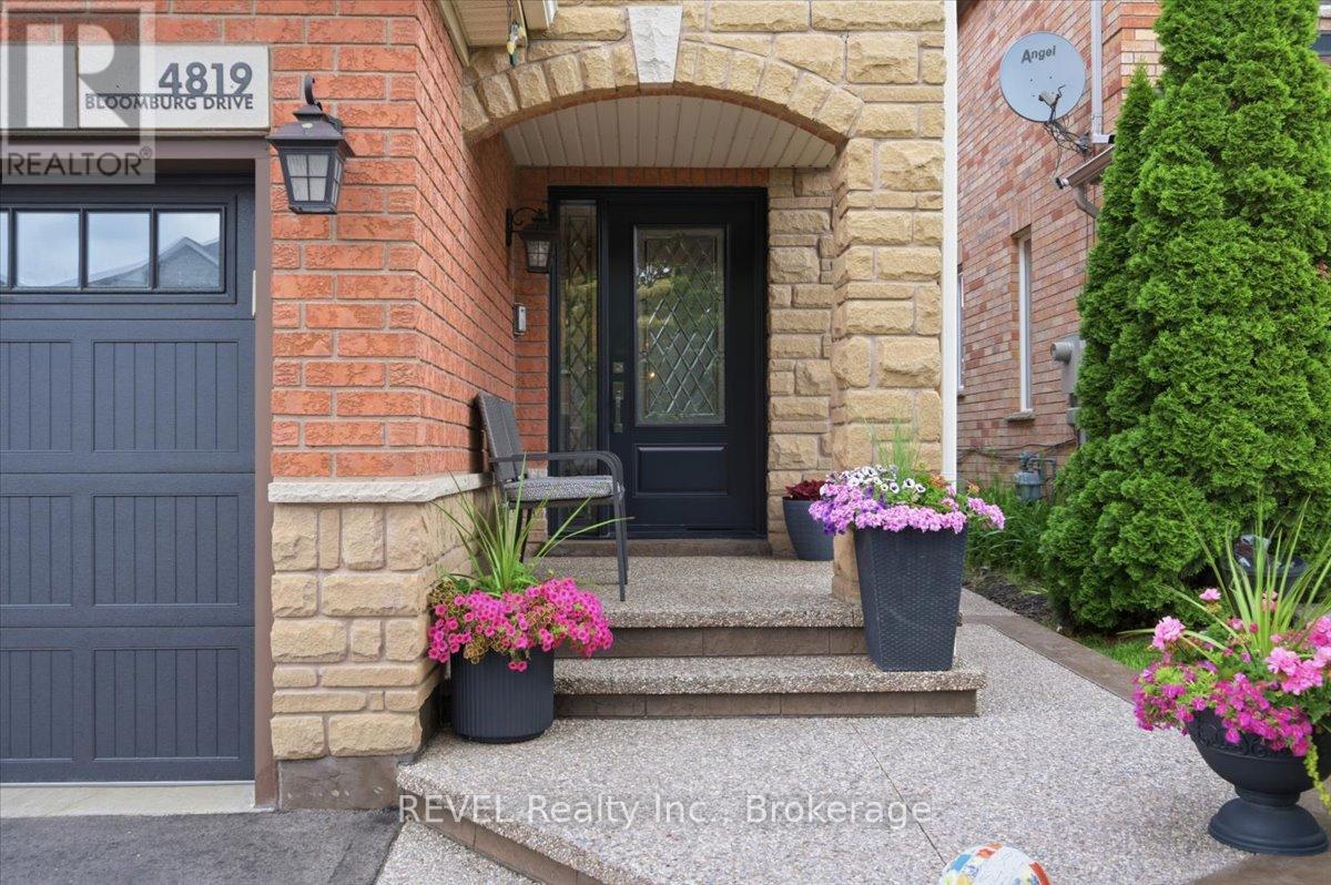 4819 Bloomburg Drive, Mississauga, Ontario  L5M 7K4 - Photo 3 - W13574378