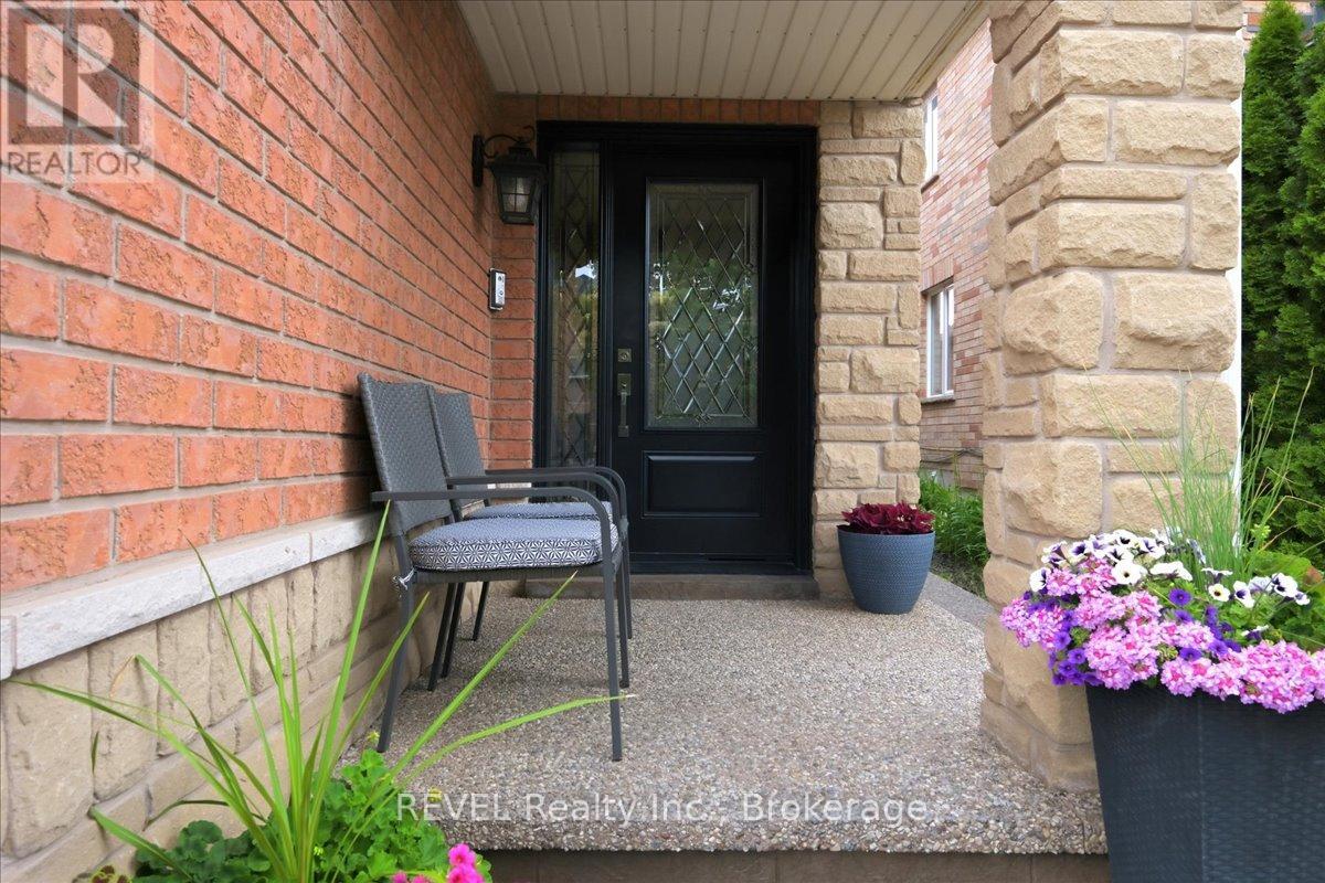 4819 Bloomburg Drive, Mississauga, Ontario  L5M 7K4 - Photo 4 - W13574378