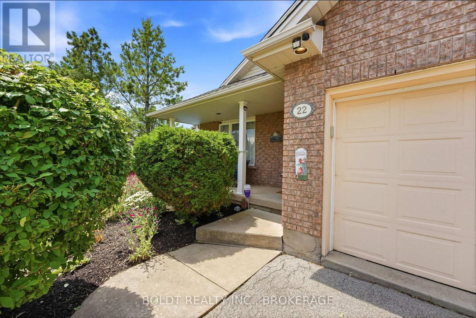 22 Graves Crescent, St. Catharines, Ontario  L2S 3Z6 - Photo 2 - X13574508