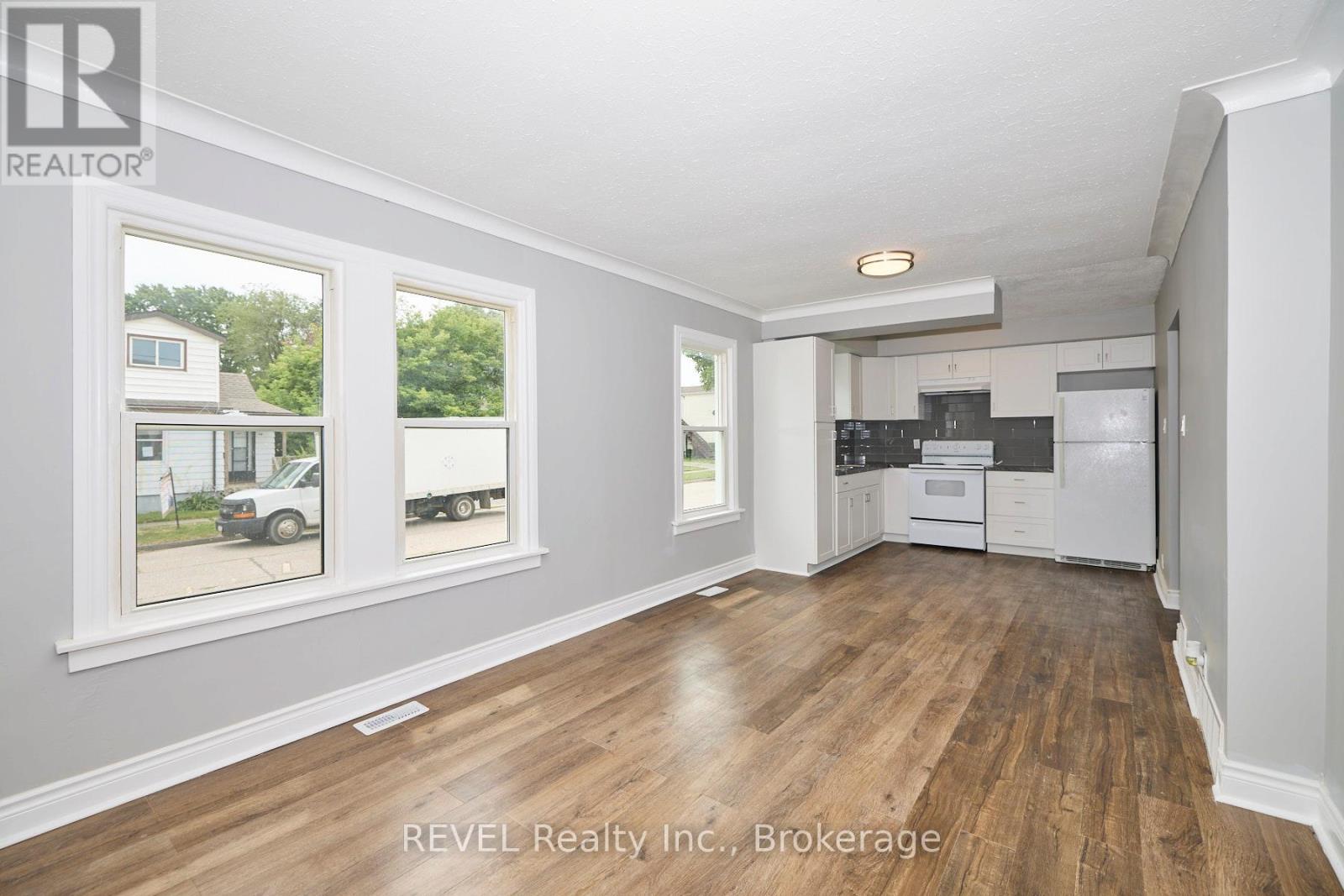 43 Cosby Avenue, St. Catharines, Ontario  L2M 5R7 - Photo 3 - X13575464