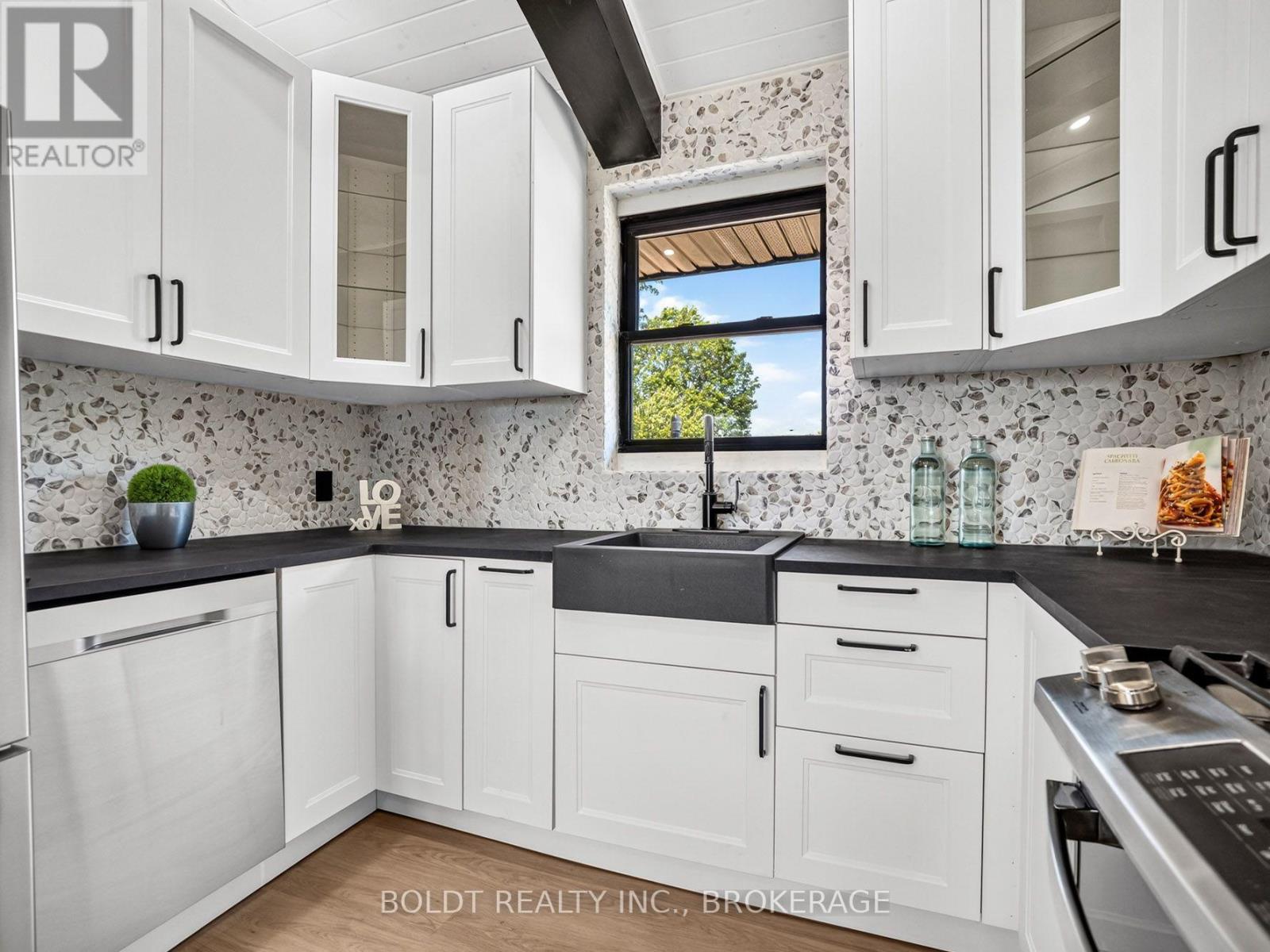 6221 Lyons Creek Road, Niagara Falls, Ontario  L2G 0L9 - Photo 11 - X13576016