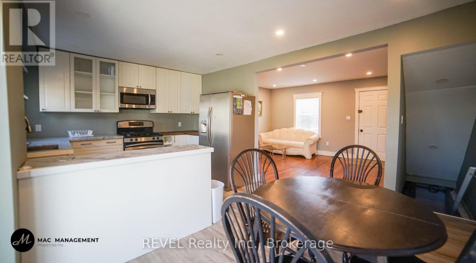 32 Edmund Street, St. Catharines, Ontario  L2R 2G2 - Photo 3 - X13578574