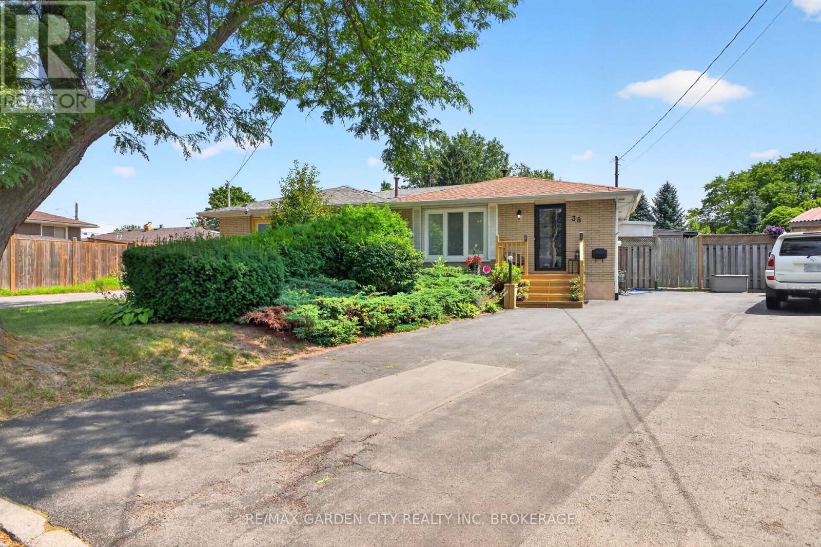 LOWER - 38 CYPRESS STREET, St. Catharines, Ontario