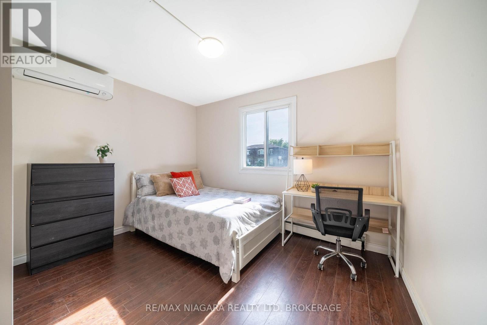 293-295 Glenridge Avenue, St. Catharines, Ontario  L2T 3K5 - Photo 8 - X13581852