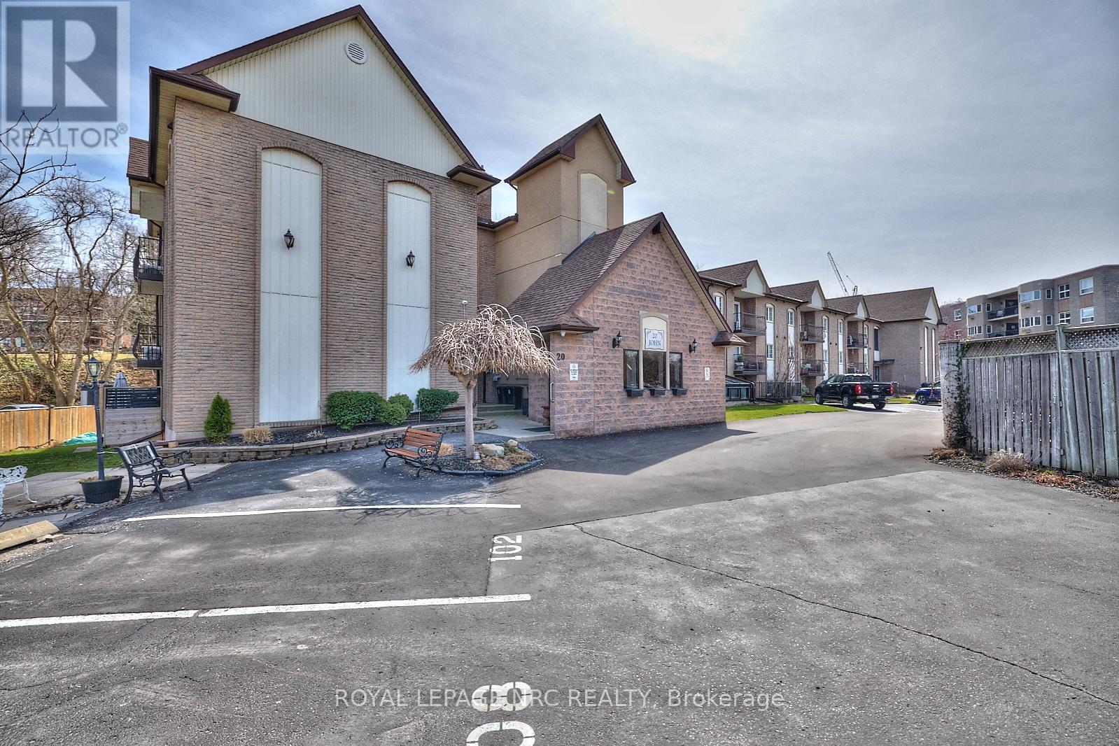 109 - 20 John Street, Grimsby, Ontario  L3M 1X5 - Photo 2 - X13582722
