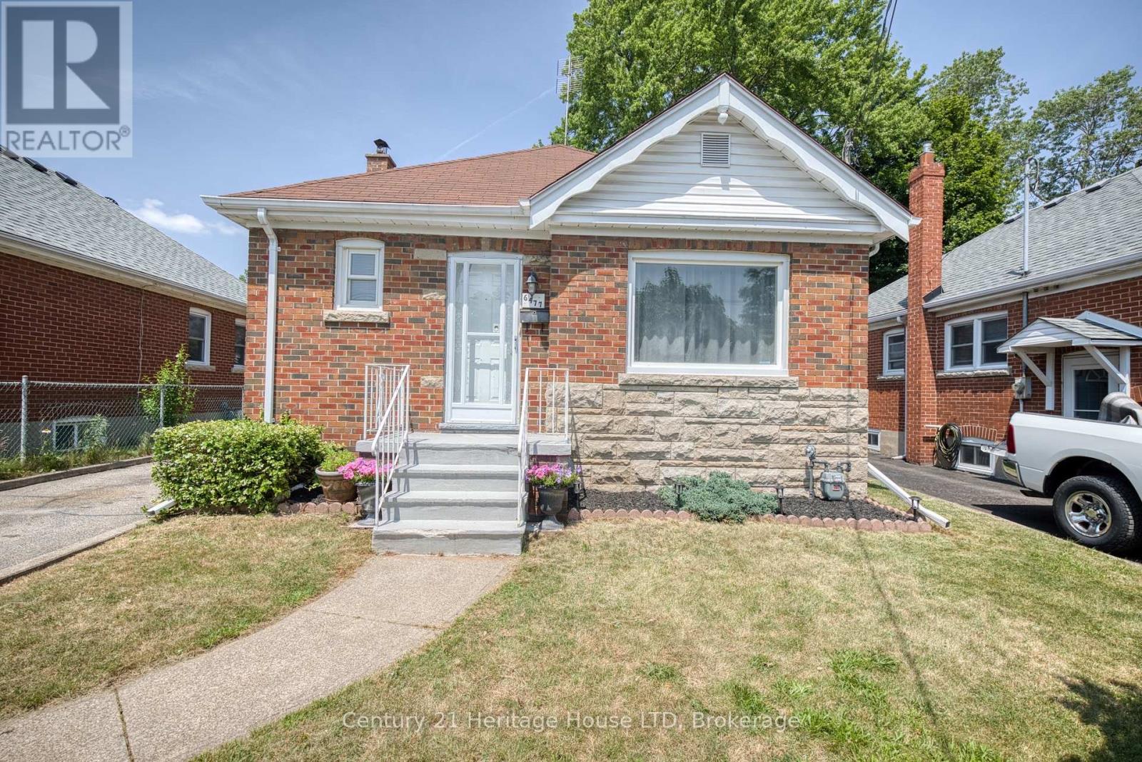 6477 Barker Street, Niagara Falls, Ontario  L2G 1Y6 - Photo 2 - X13586964
