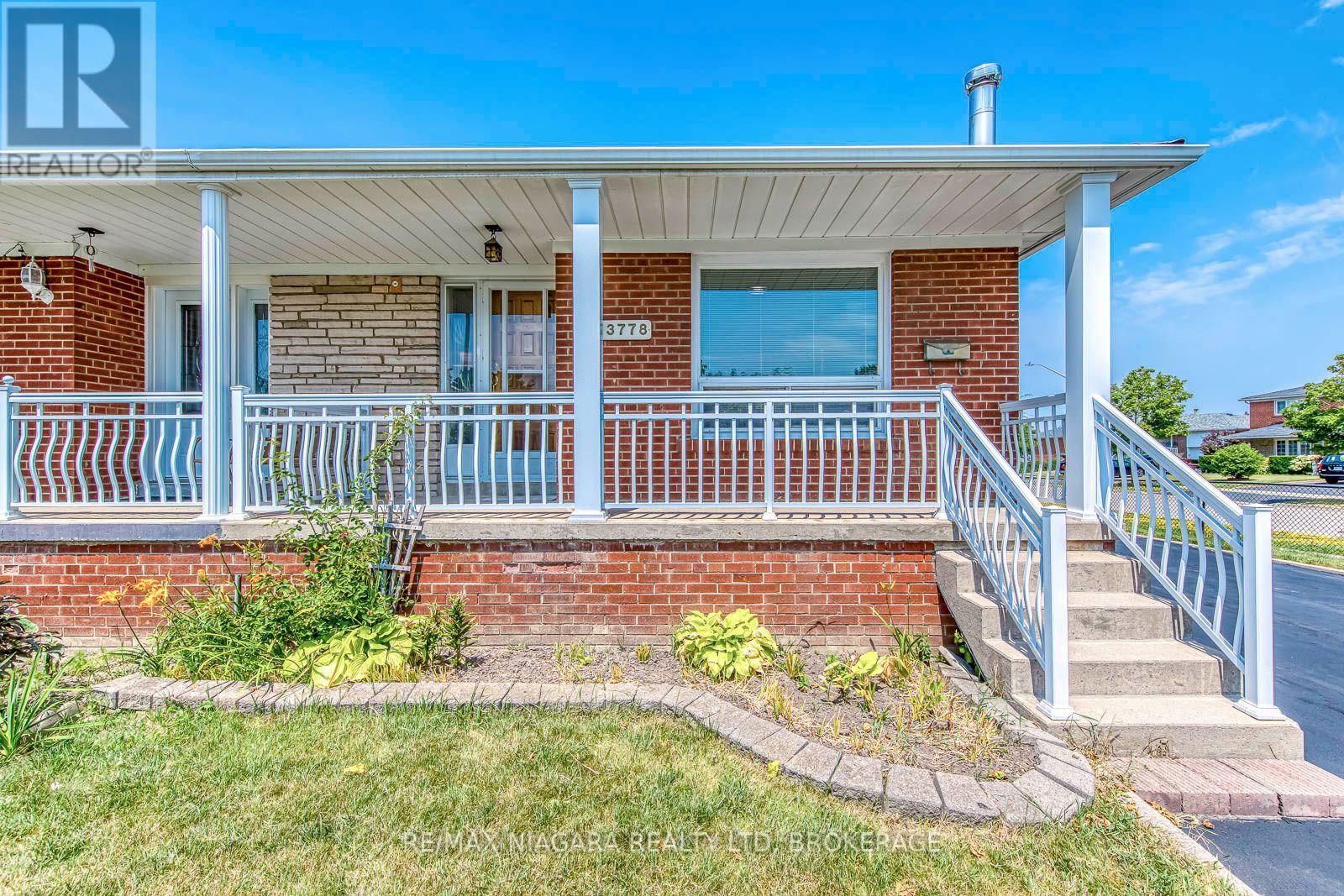 3778 Corliss Crescent, Mississauga, Ontario  L4T 2Z5 - Photo 2 - W13587826