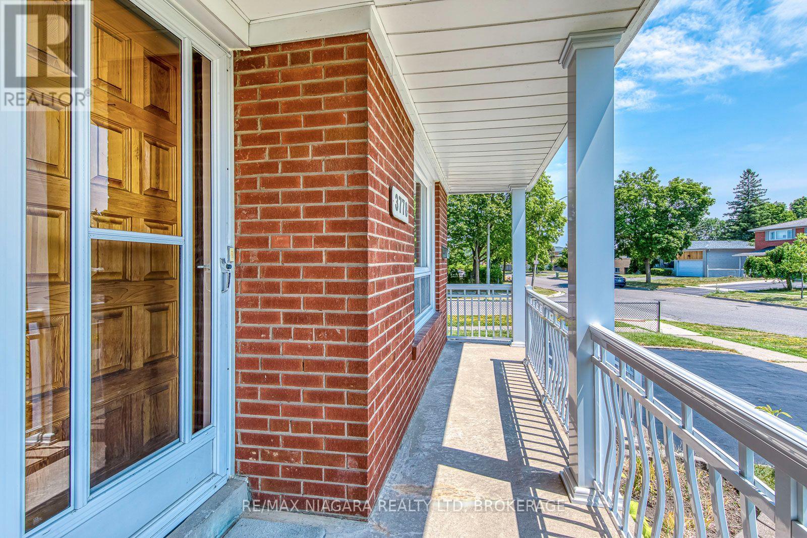 3778 Corliss Crescent, Mississauga, Ontario  L4T 2Z5 - Photo 3 - W13587826