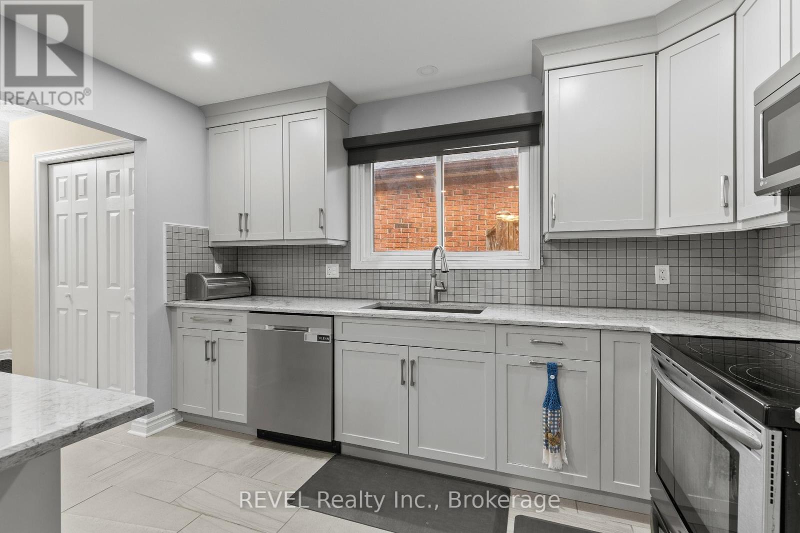 7782 Badger Road, Niagara Falls, Ontario  L2H 2J5 - Photo 12 - X13591600