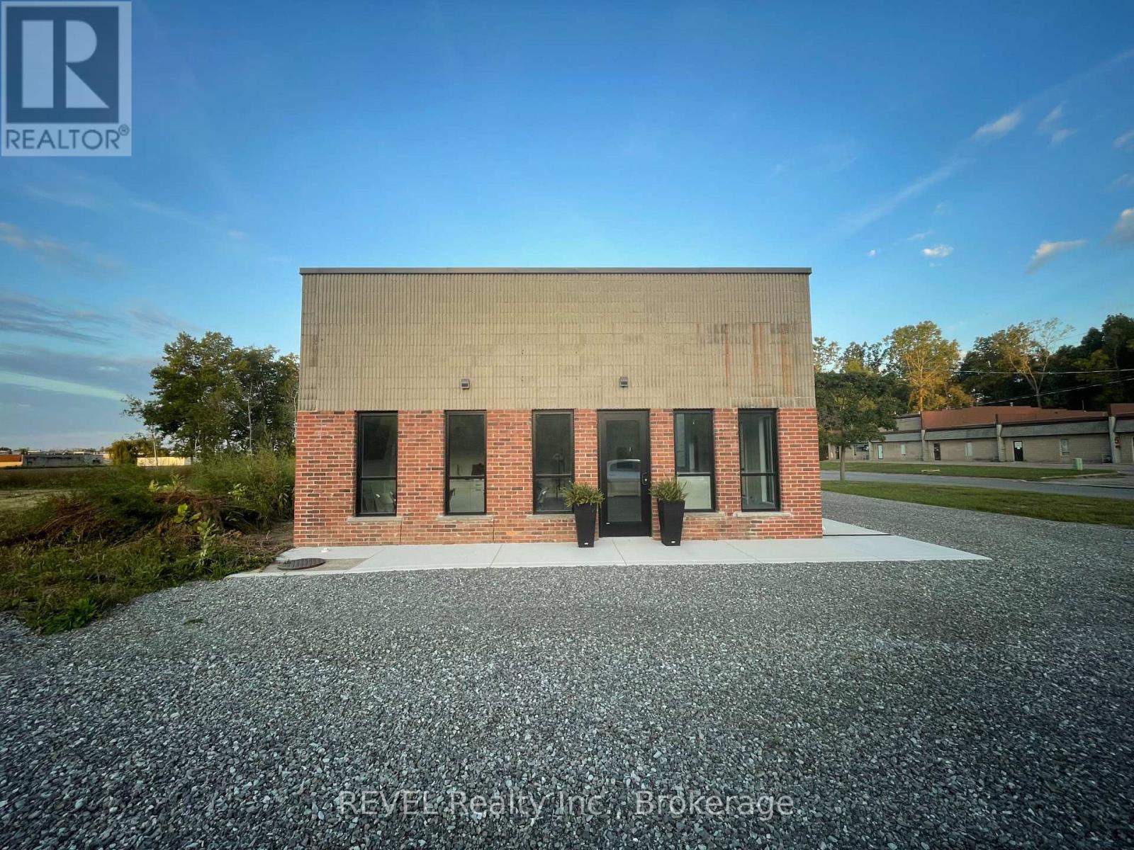 8455 Stanley Avenue, Niagara Falls, Ontario  L2G 0C9 - Photo 2 - X13594840