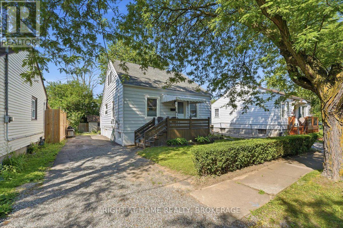 63 Plymouth Avenue, St. Catharines, Ontario  L2R 2Y3 - Photo 2 - X13595848