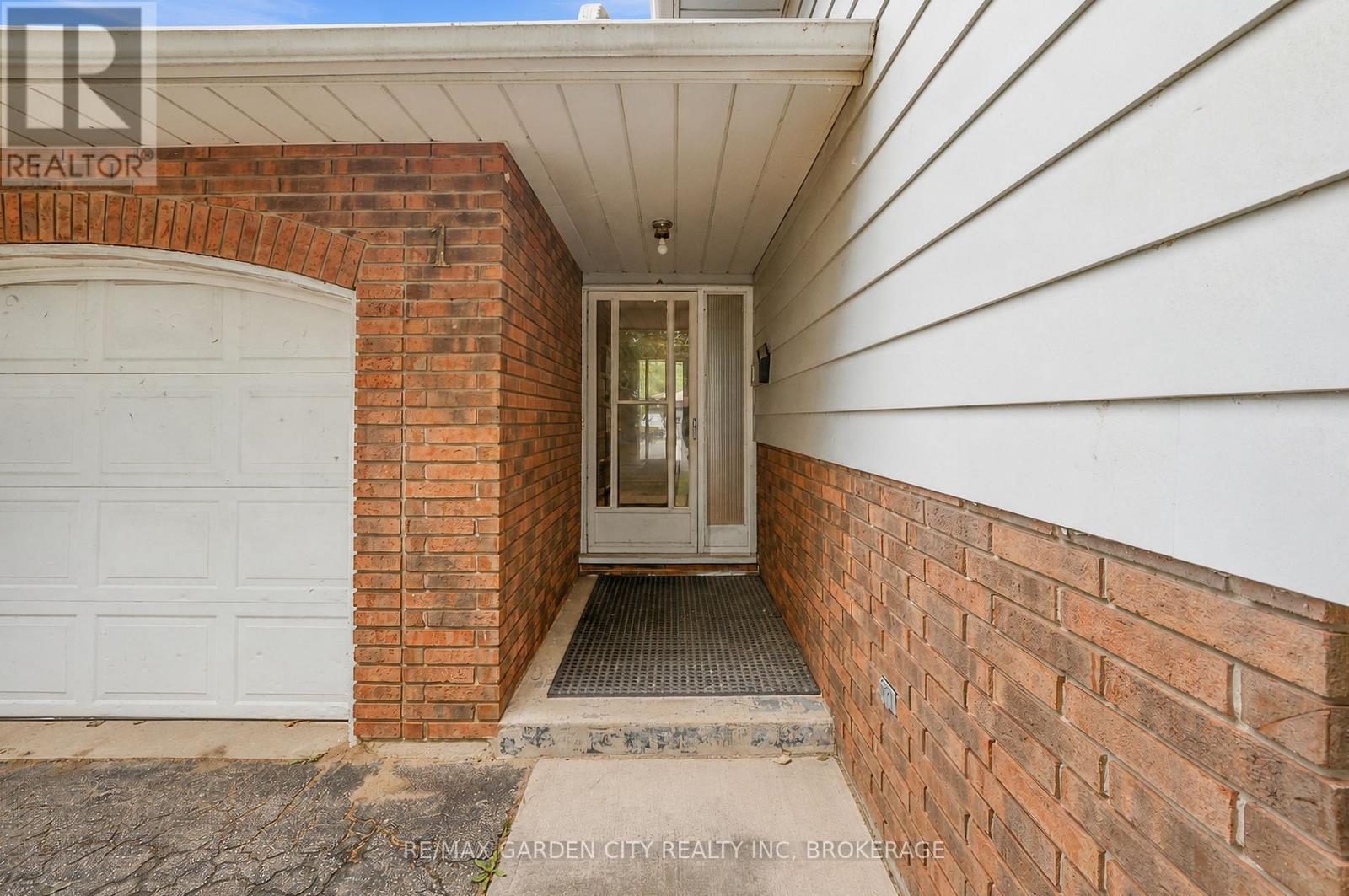 11 Kimbermount Drive, St. Catharines, Ontario  L2N 5W6 - Photo 5 - X13598600