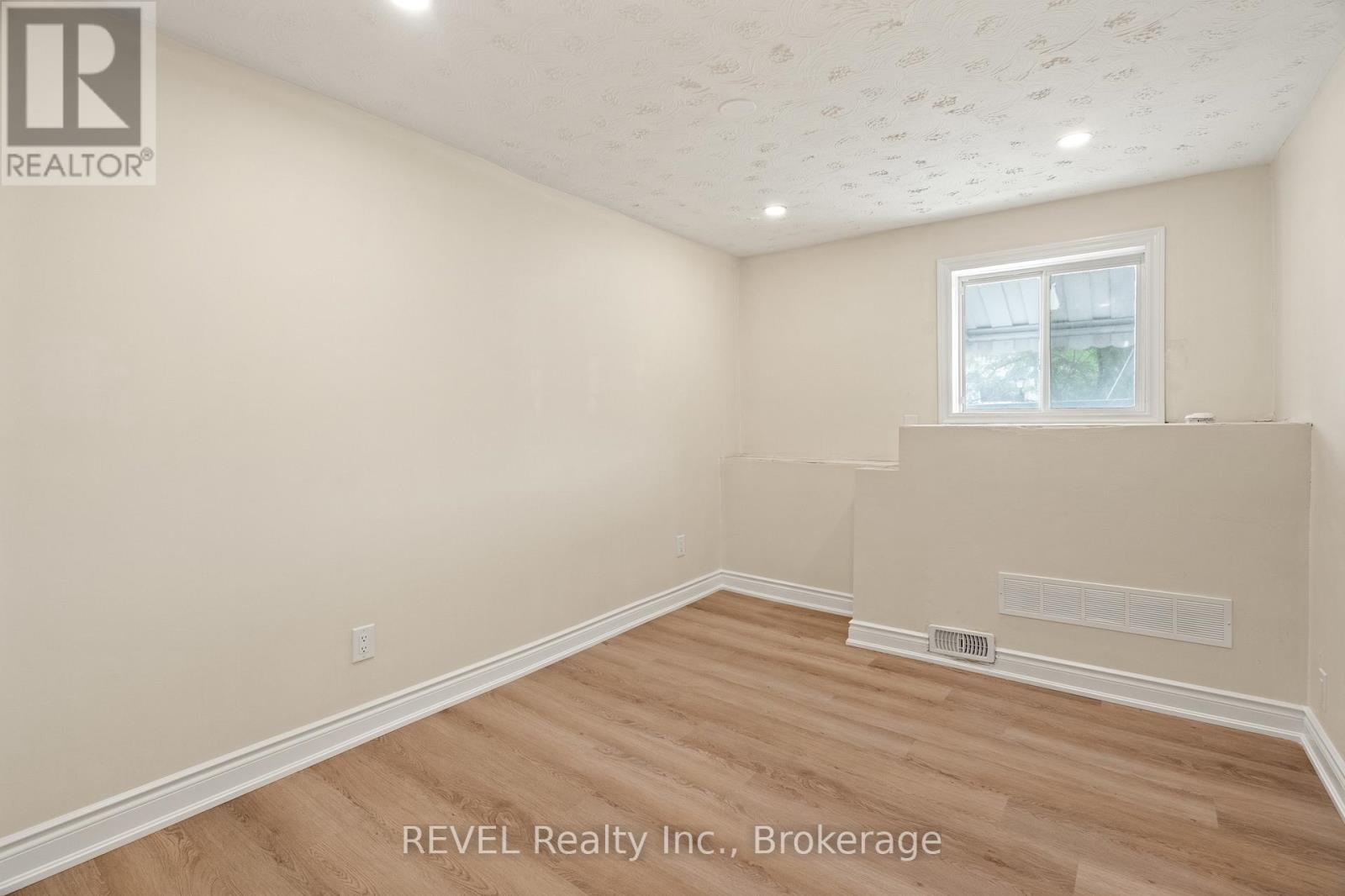 5829 Ferry Street, Niagara Falls, Ontario  L2G 1S8 - Photo 3 - X13599838