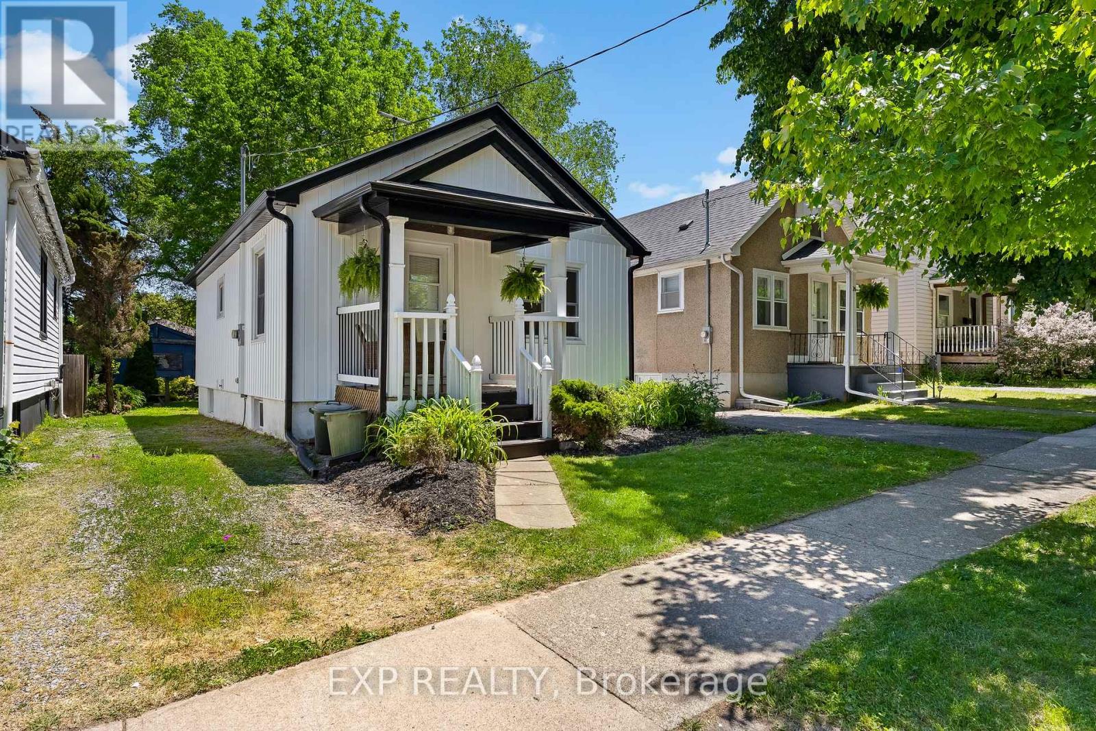 28 Grantham Avenue, St. Catharines, Ontario  L2P 3B4 - Photo 2 - X13604896