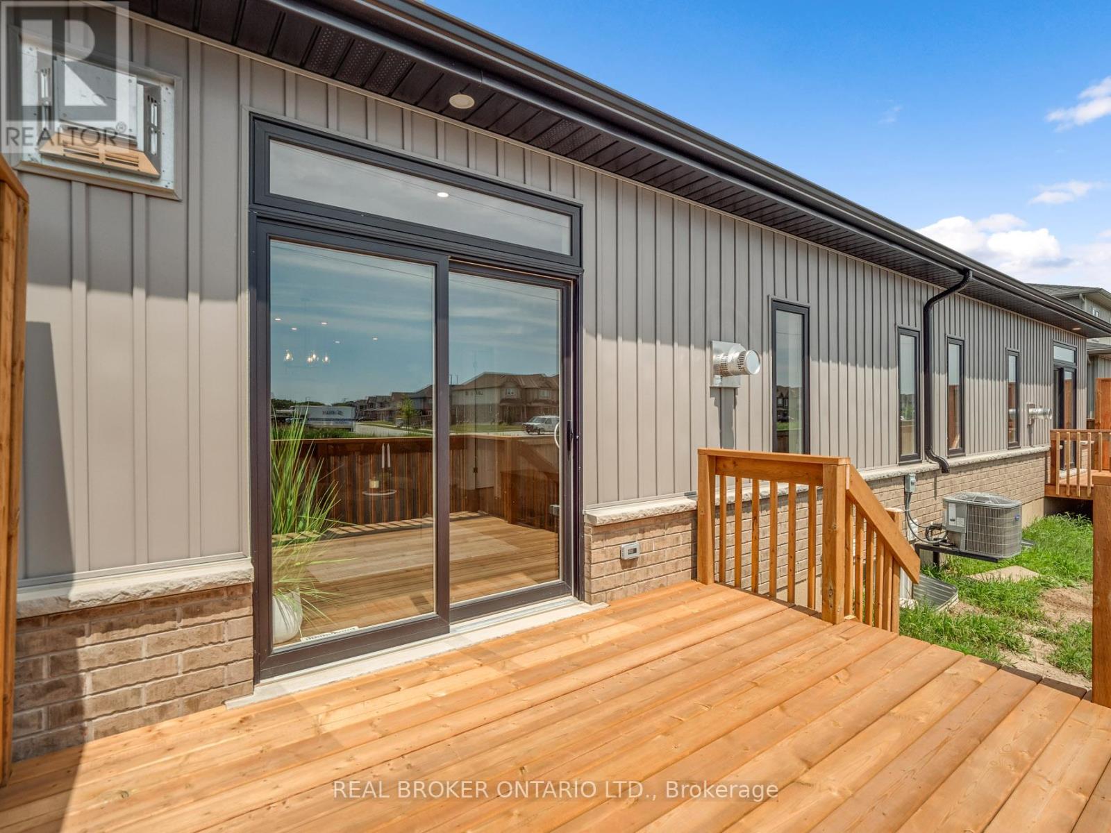 20 Austin Drive, Welland, Ontario  L3C 0J8 - Photo 3 - X13612954