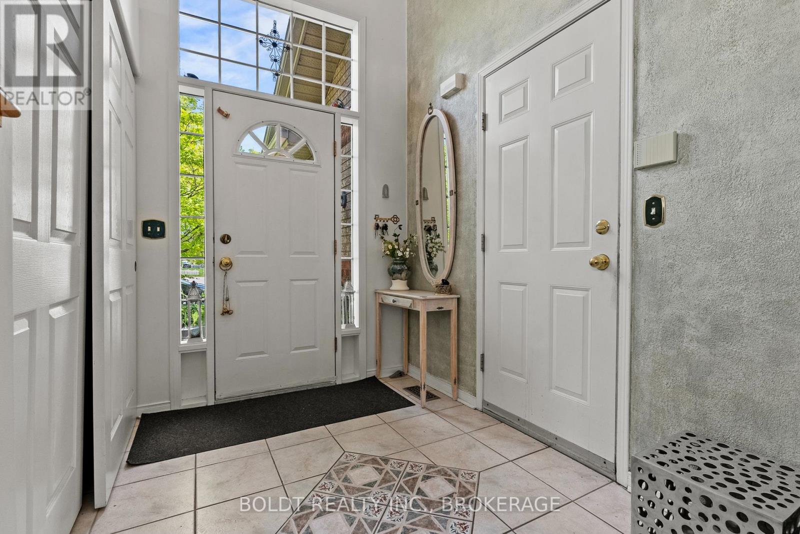 4333 Southerland Court, Niagara Falls, Ontario  L2G 7W4 - Photo 4 - X13613920