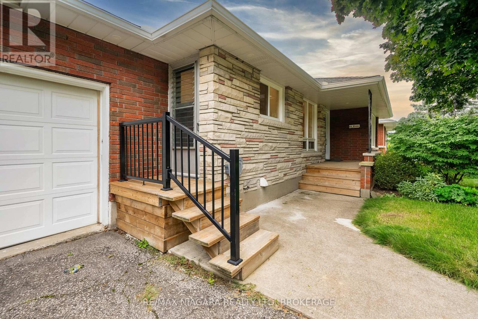 15 Springbank Drive, St. Catharines, Ontario  L2S 2K1 - Photo 2 - X13614000