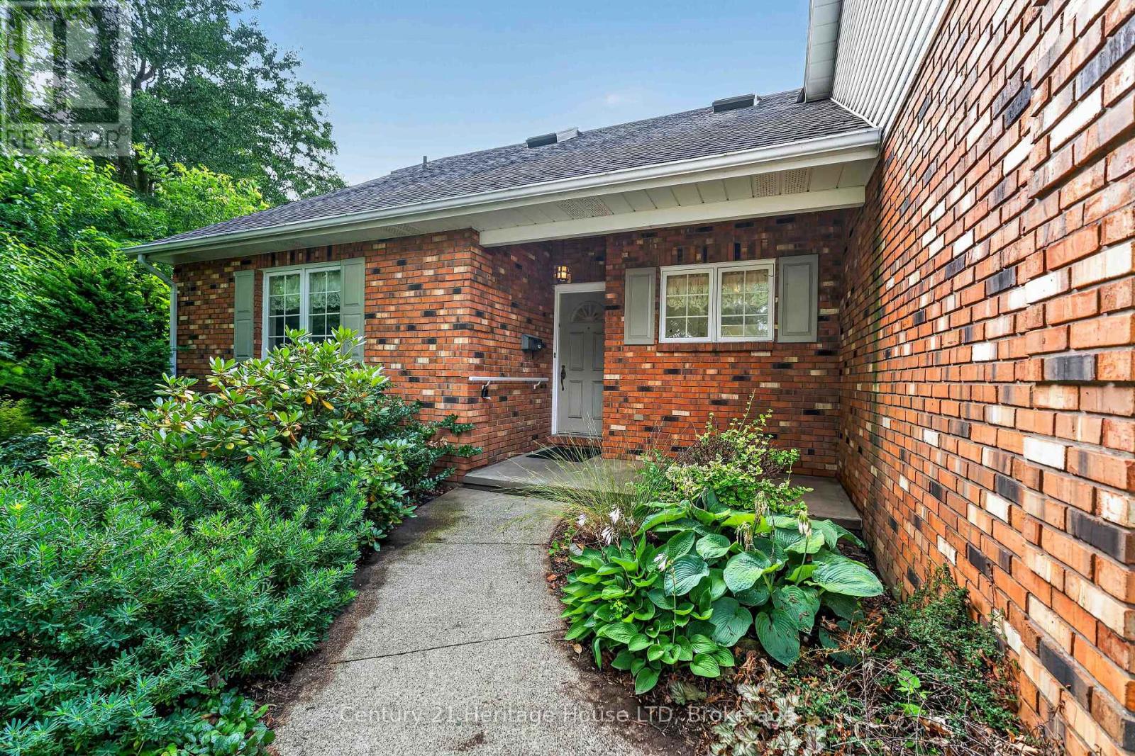 6254 Gore Street, Niagara Falls, Ontario  L2J 4G5 - Photo 3 - X13616682