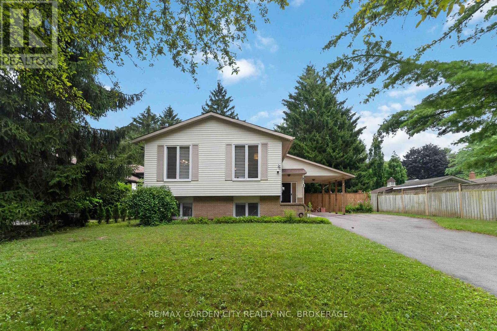 3 FALLINGBROOK DRIVE, Pelham, Ontario