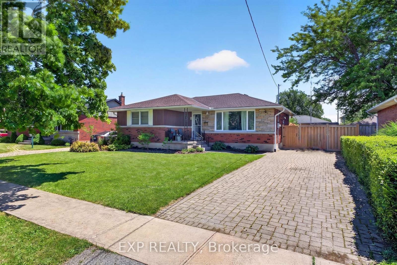 8 DUNRAVEN AVENUE, St. Catharines, Ontario
