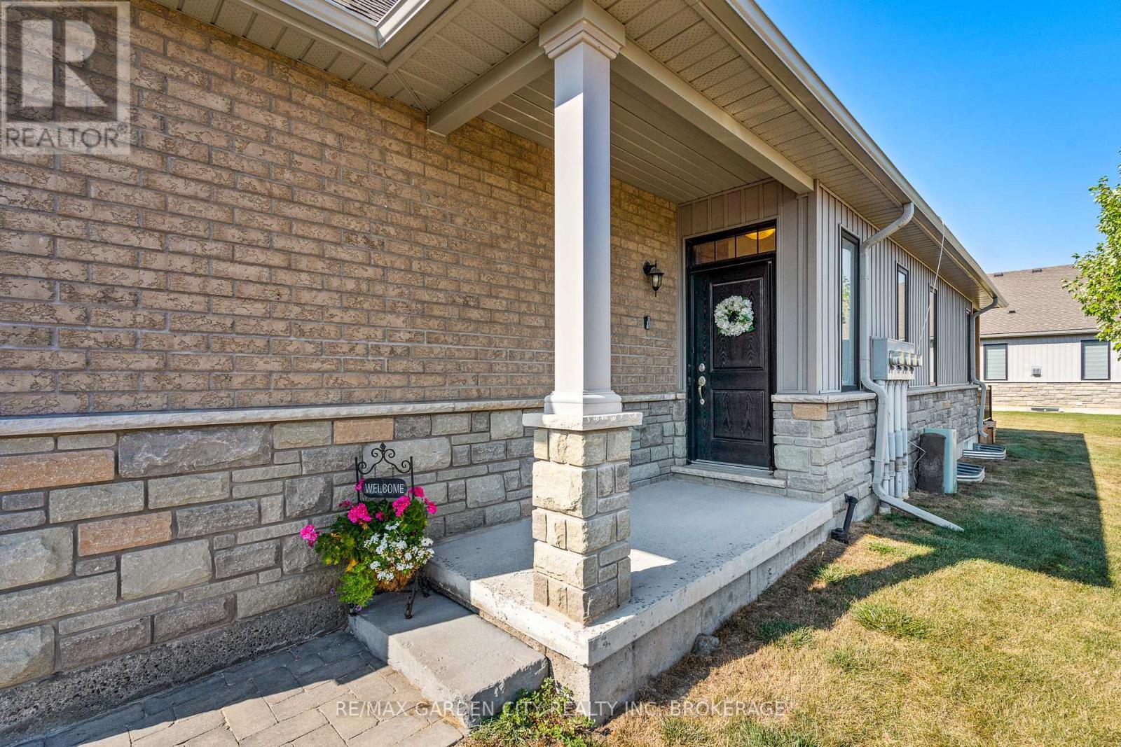54 Borden Trail, Welland, Ontario  L3B 5X1 - Photo 3 - X13624134