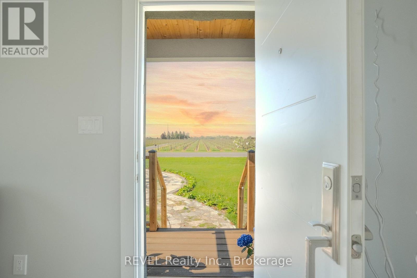 165 East West Line, Niagara-On-The-Lake, Ontario  L0S 1J0 - Photo 8 - X13628266