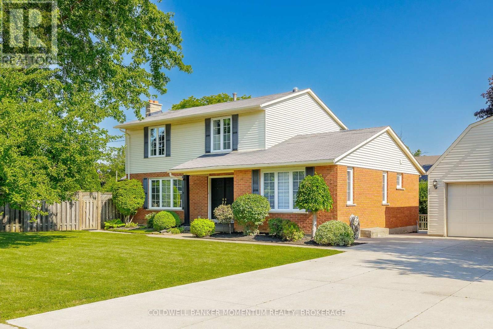 212 LIVINGSTON AVENUE, Grimsby, Ontario