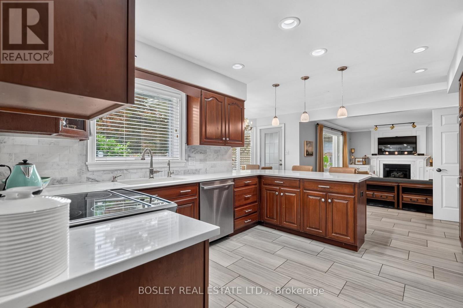 28 Arbour Glen Drive, St. Catharines, Ontario  L2W 1B3 - Photo 4 - X13644626