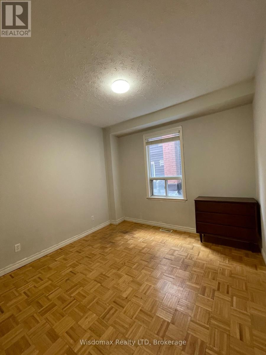 Mainfloor - 139 Lippincott Street, Toronto, Ontario  M5S 2P3 - Photo 8 - C13653278