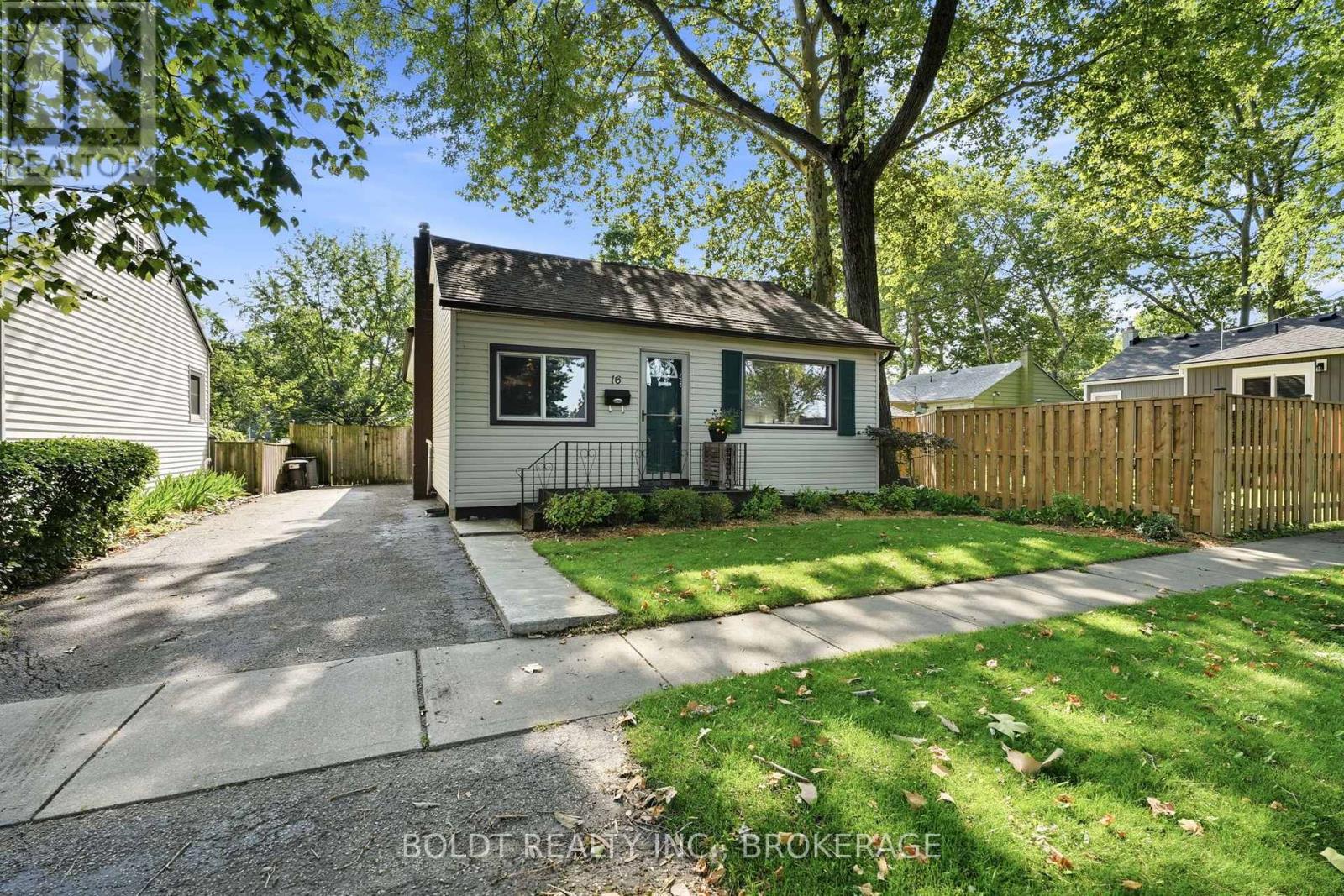 16 LONGFELLOW AVENUE, St. Catharines, Ontario