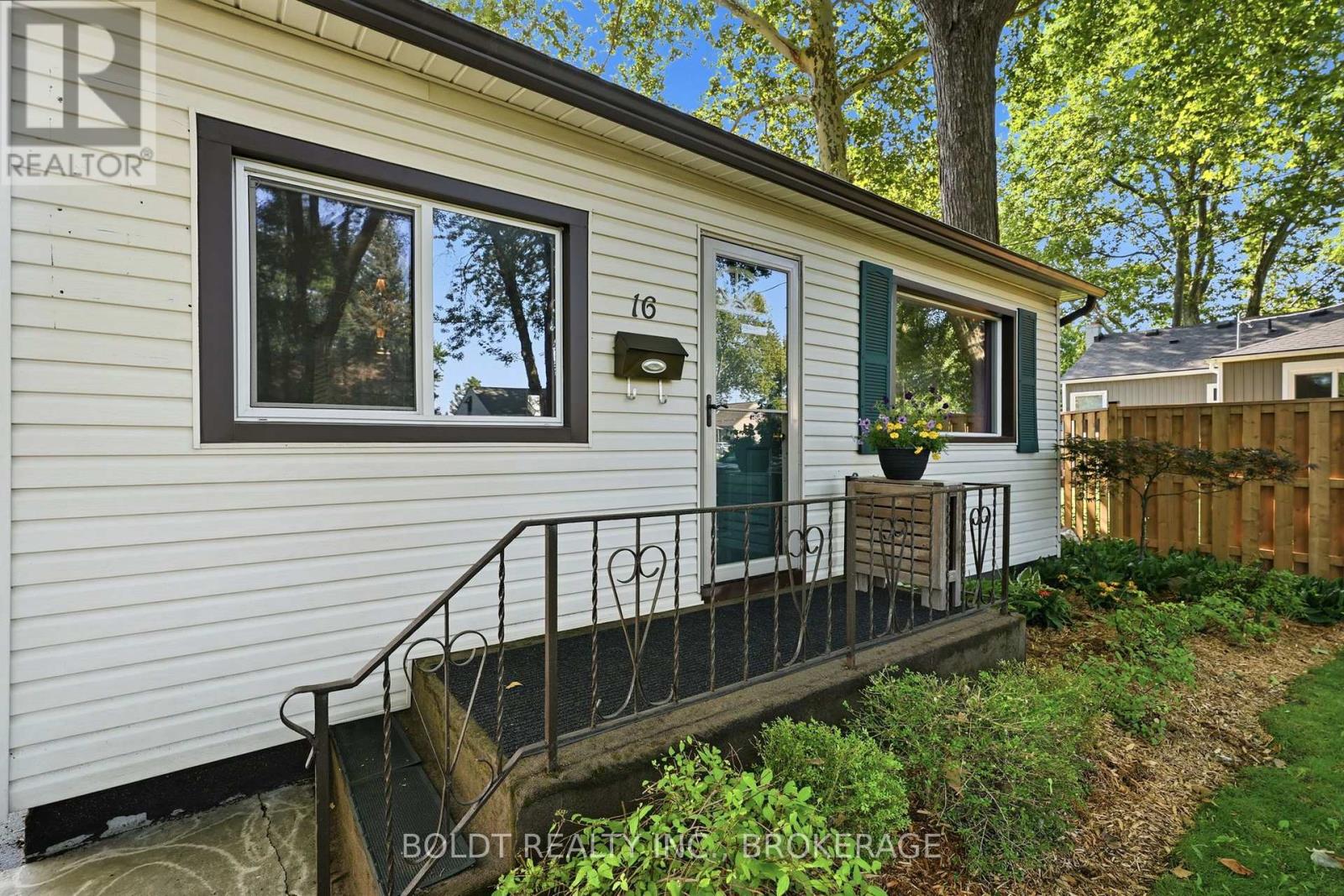 16 Longfellow Avenue, St. Catharines, Ontario  L2R 6N5 - Photo 2 - X13657400