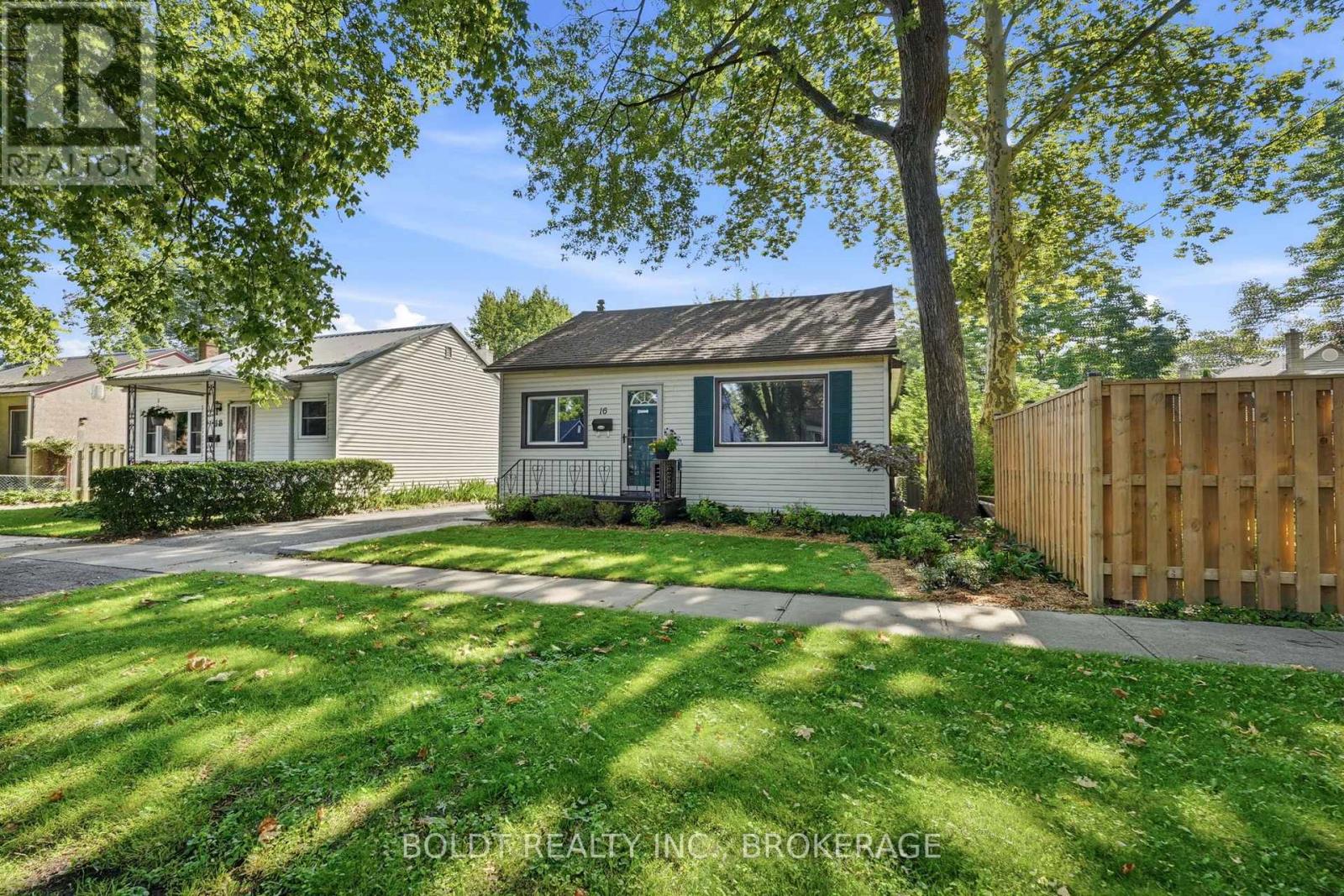 16 Longfellow Avenue, St. Catharines, Ontario  L2R 6N5 - Photo 3 - X13657400