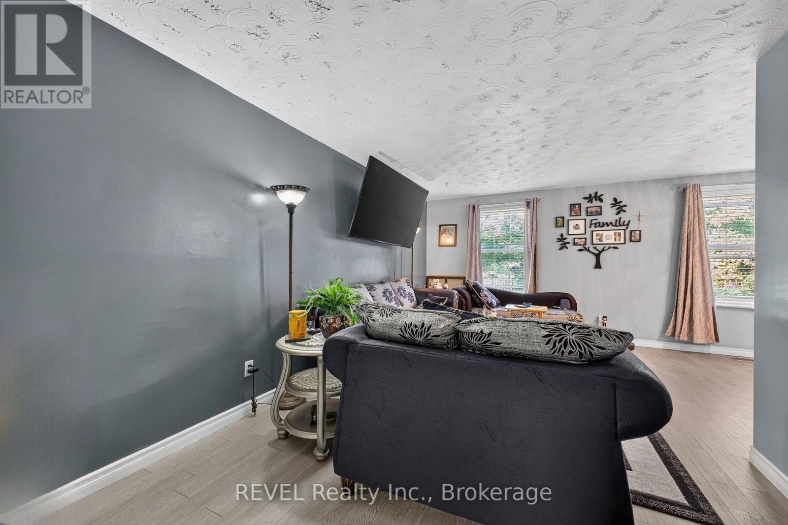 4 Kerwin Gate, St. Catharines, Ontario  L2N 4J8 - Photo 3 - X13674132