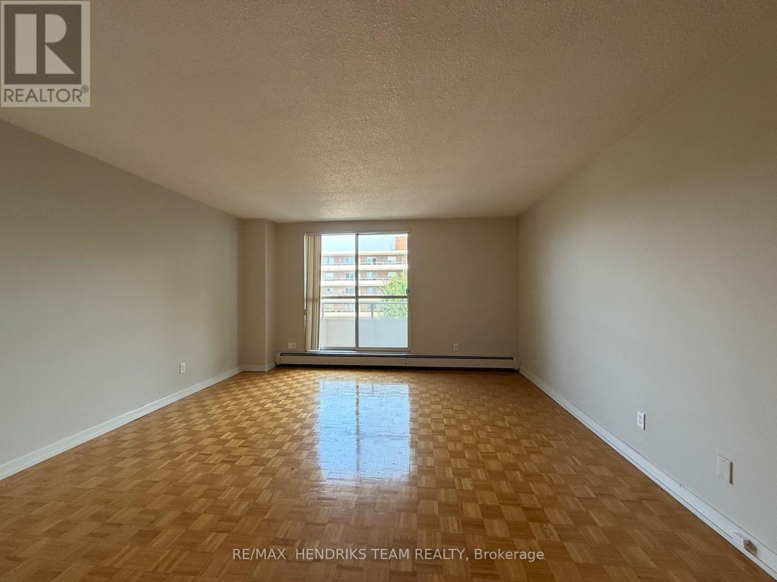 402 - 33 Leaside Drive, St. Catharines, Ontario  L2M 4G2 - Photo 4 - X13674450