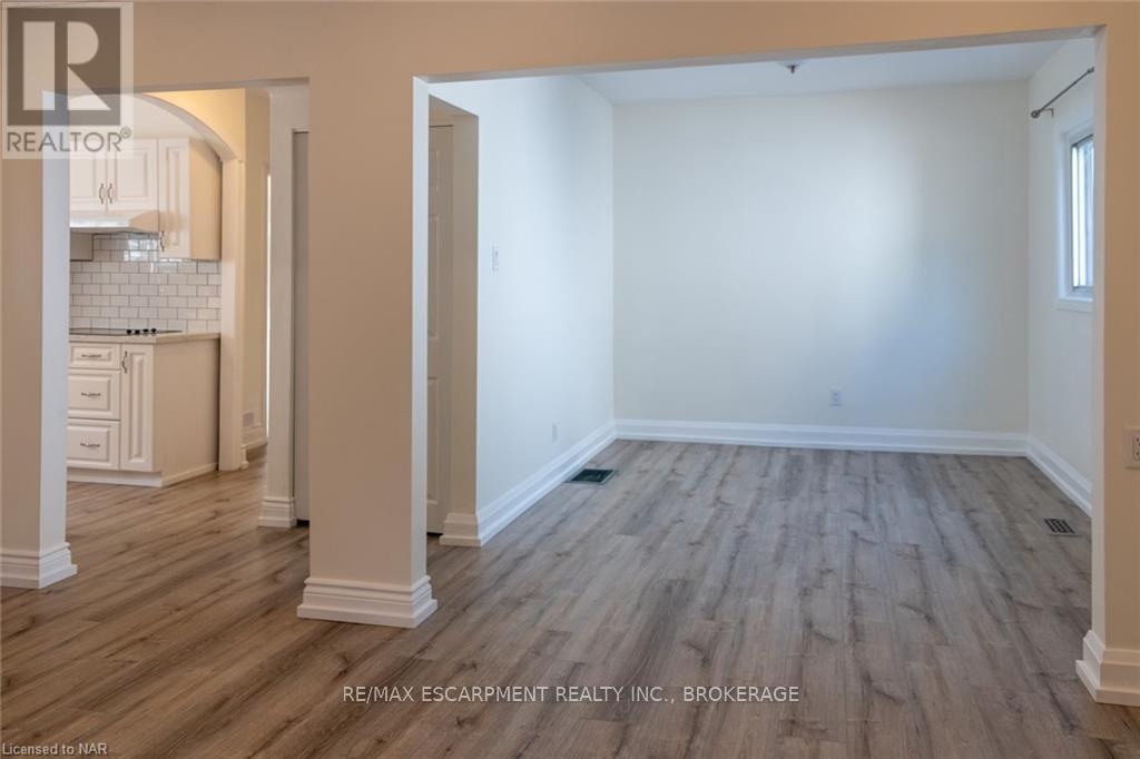Upper - 359 Queensdale Avenue E, Hamilton, Ontario  L9A 1L5 - Photo 8 - X13679456
