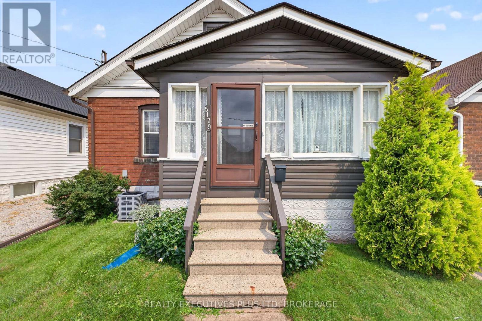 5179 Huron Street, Niagara Falls, Ontario  L2E 2K2 - Photo 3 - X13685976