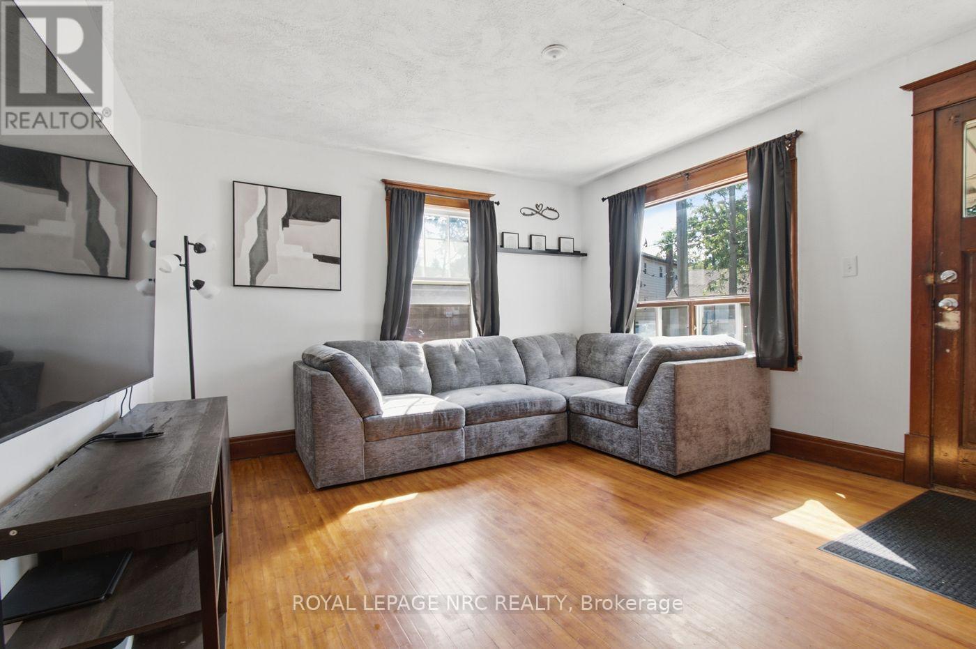 79 Carlton Street, St. Catharines, Ontario  L2R 1R1 - Photo 3 - X13695402