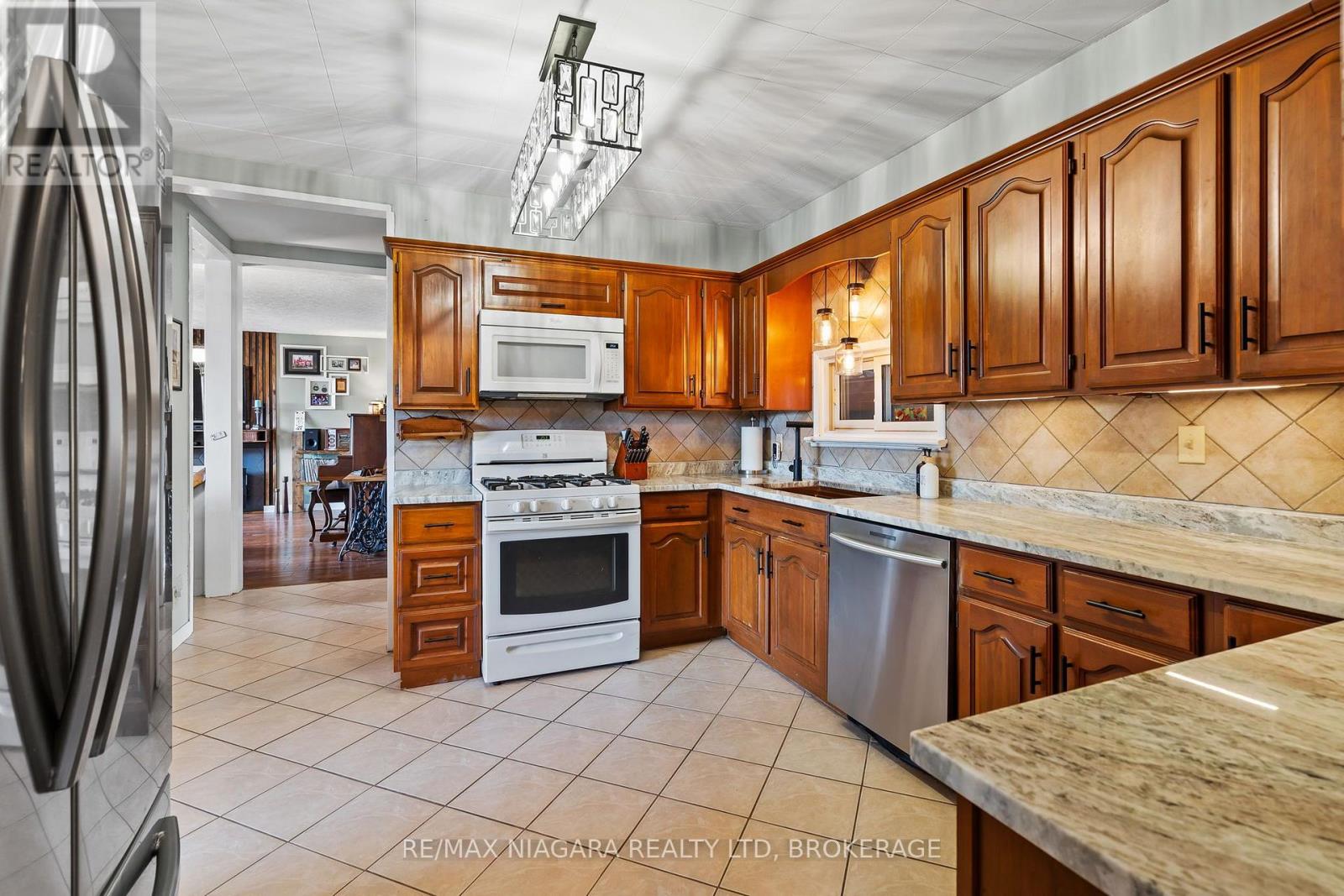 1470 Killaly Street E, Port Colborne, Ontario  L3K 5V3 - Photo 8 - X13696096