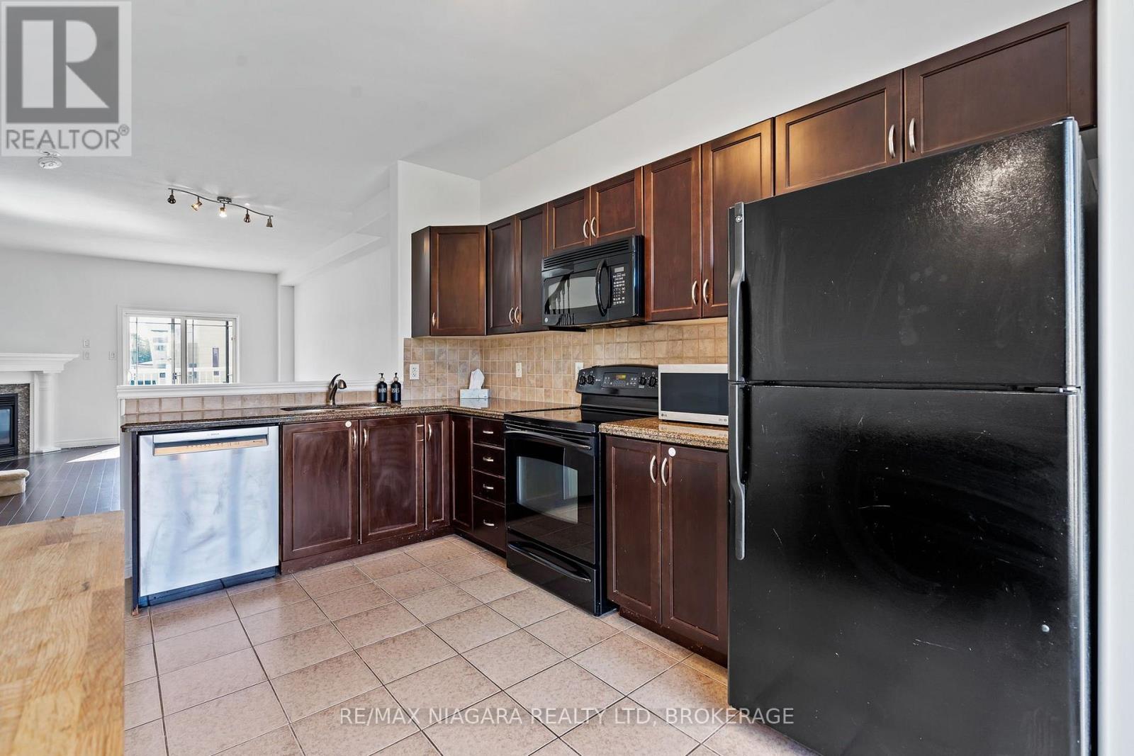 15 Hemlock Way, Grimsby, Ontario  L3M 0A7 - Photo 6 - X13697010