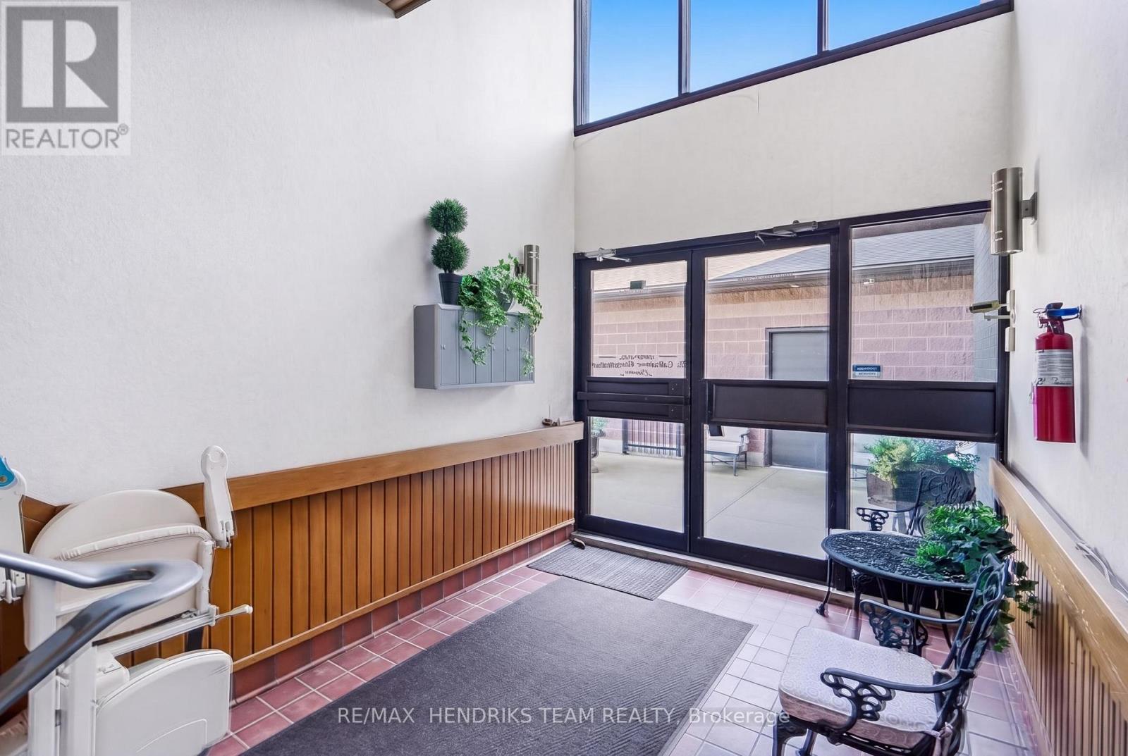 Upper Floor (2a) - 320 Vine Street, St. Catharines, Ontario  L2M 4T3 - Photo 3 - X13698788