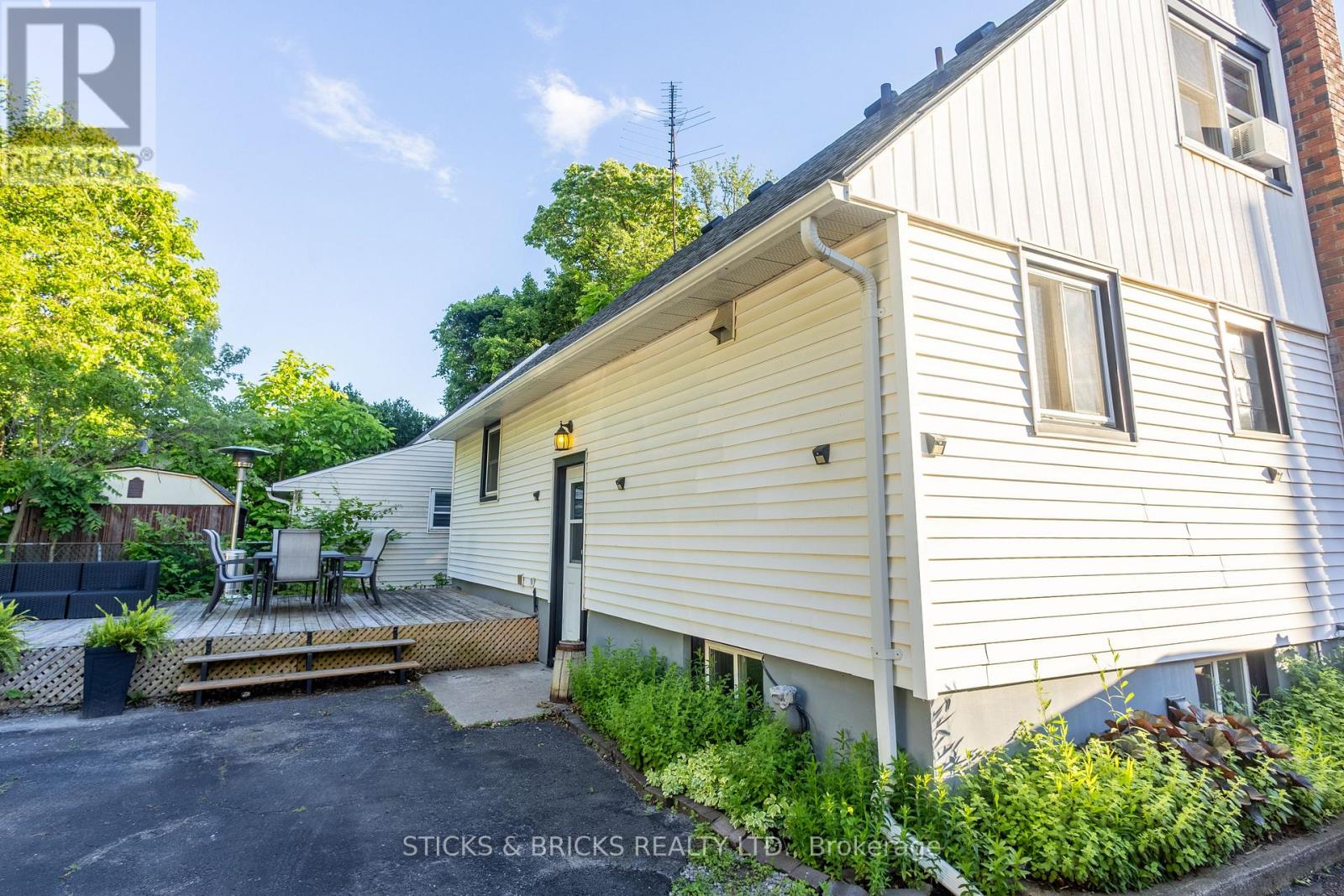 6088 Dorchester Road, Niagara Falls, Ontario  L2G 5T2 - Photo 2 - X13698948