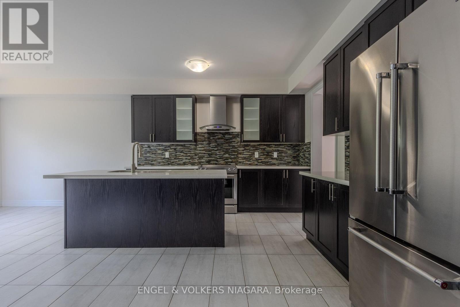 9218 White Oak Avenue, Niagara Falls, Ontario  L2G 0E9 - Photo 5 - X13703950