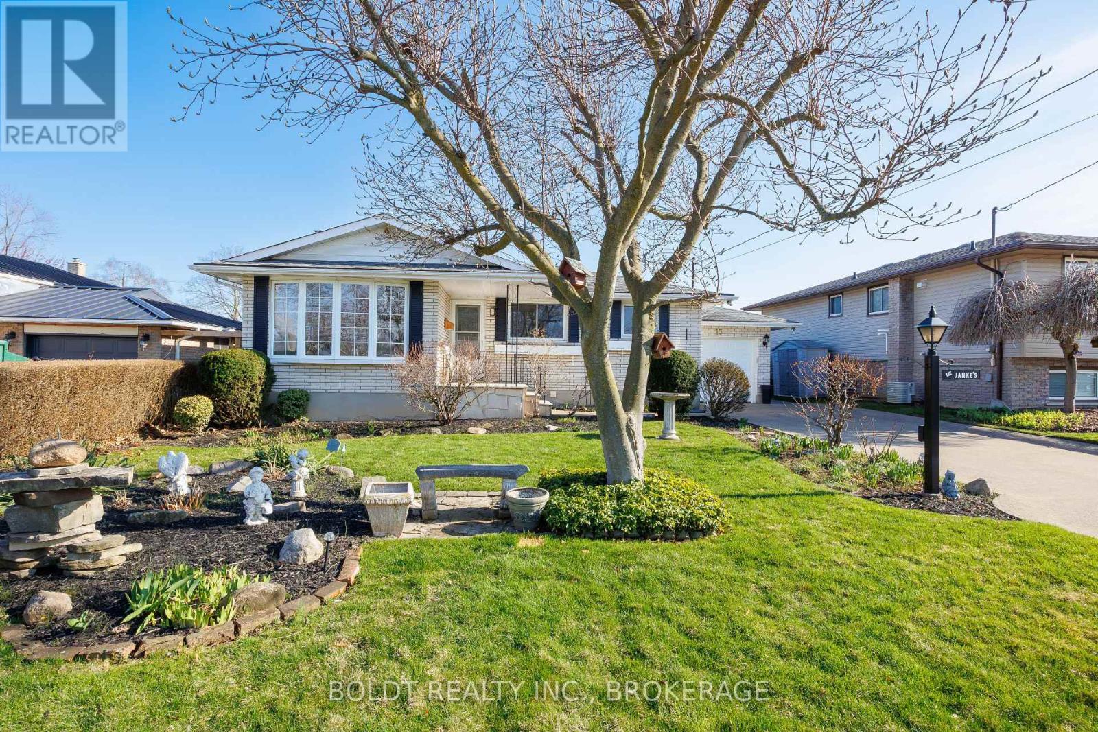 15 Nottingham Court, St. Catharines, Ontario  L2M 1L6 - Photo 2 - X13706380