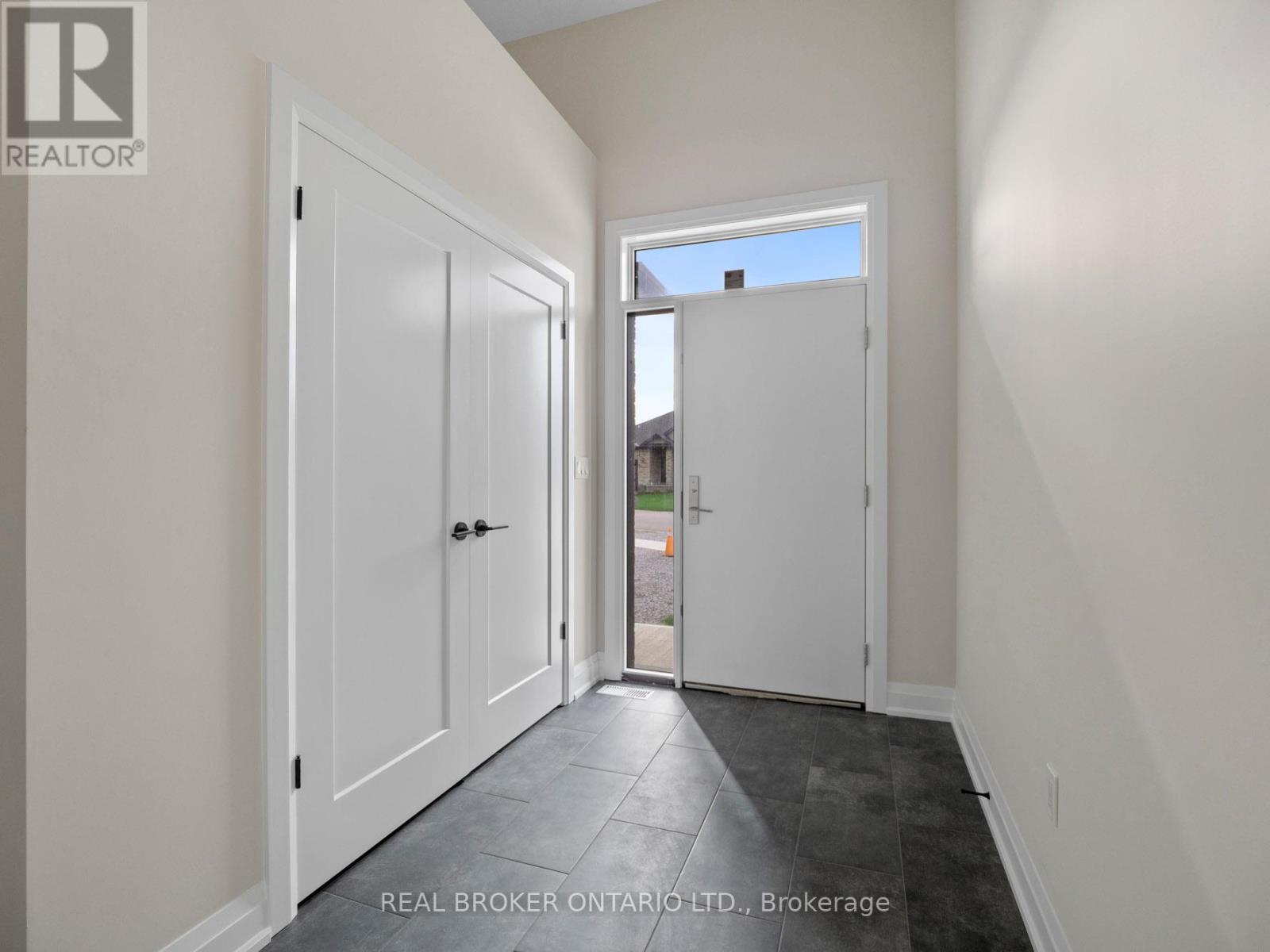 118 Willowbrook Drive, Welland, Ontario  L3C 0G2 - Photo 3 - X13710480