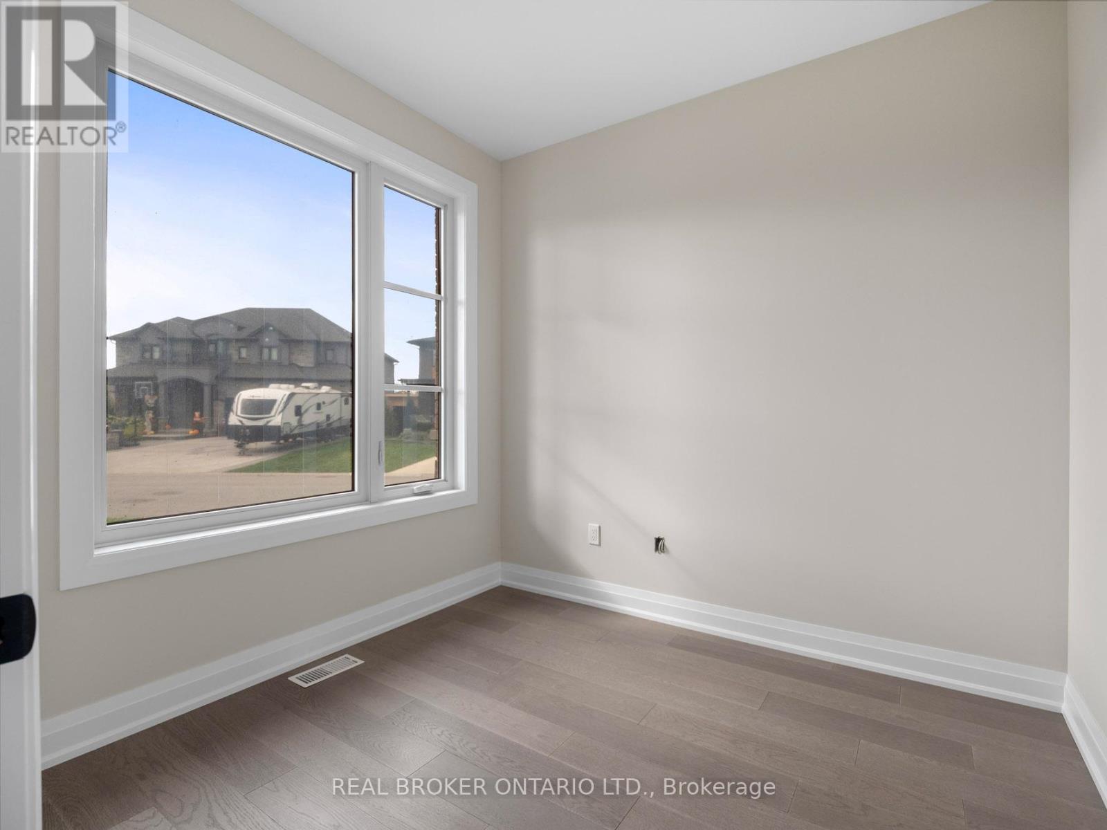 118 Willowbrook Drive, Welland, Ontario  L3C 0G2 - Photo 4 - X13710480