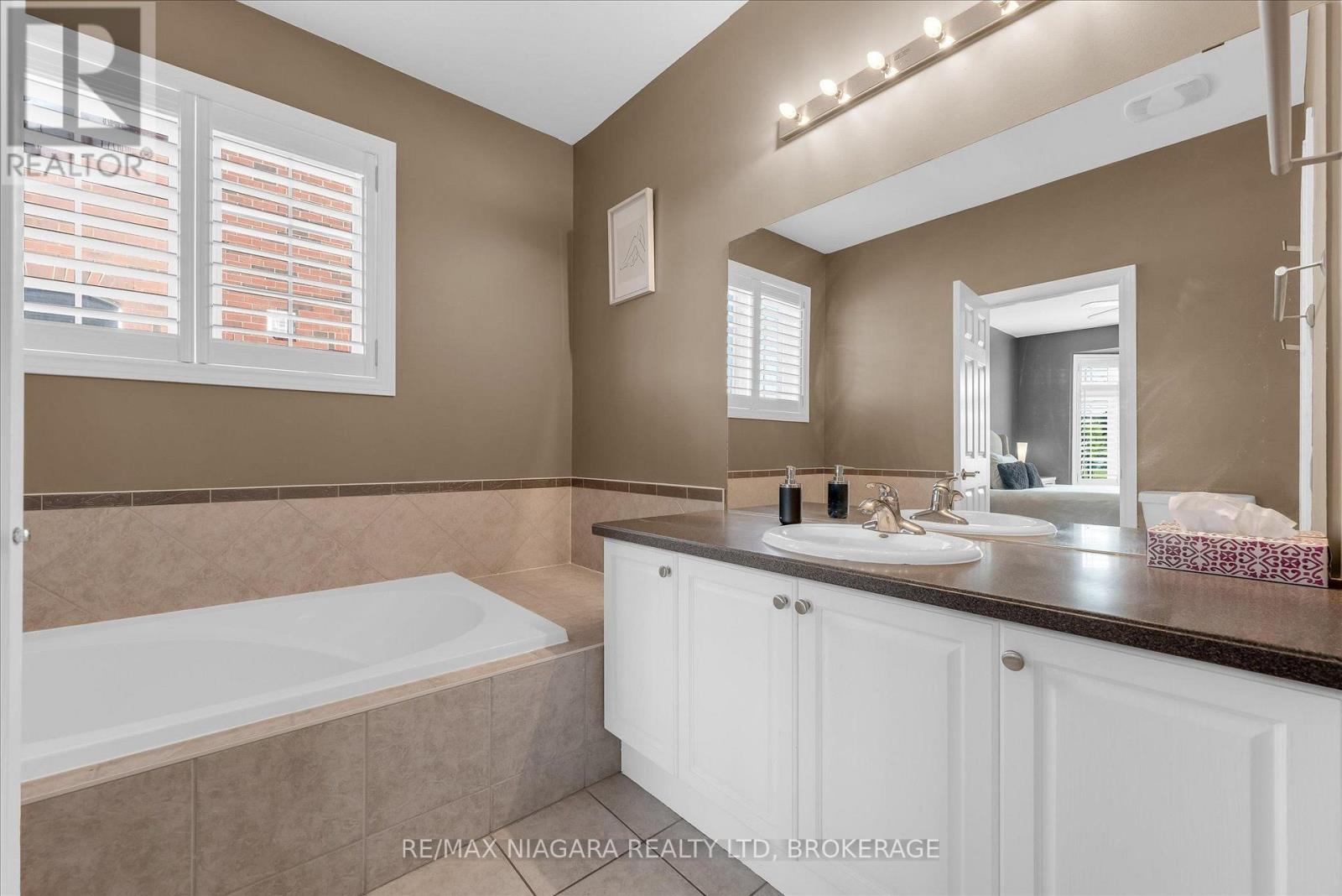 404 Wright Crescent, Niagara-On-The-Lake, Ontario  L0S 1J0 - Photo 12 - X13712270