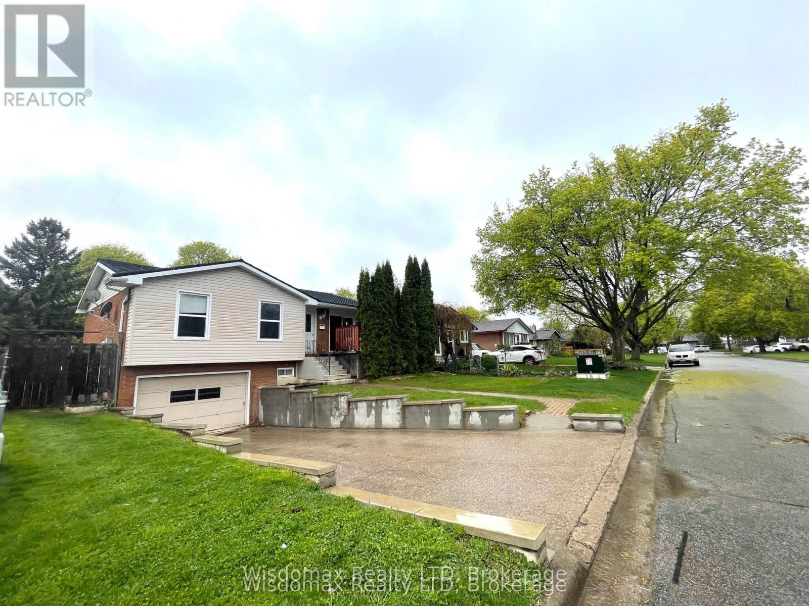 7 Greenmeadow Court, St. Catharines, Ontario  L2P 1X7 - Photo 2 - X13713740
