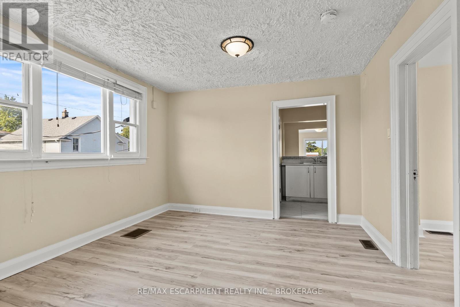 Upper - 1 West Street N, Thorold, Ontario  L2V 2R8 - Photo 12 - X13714802
