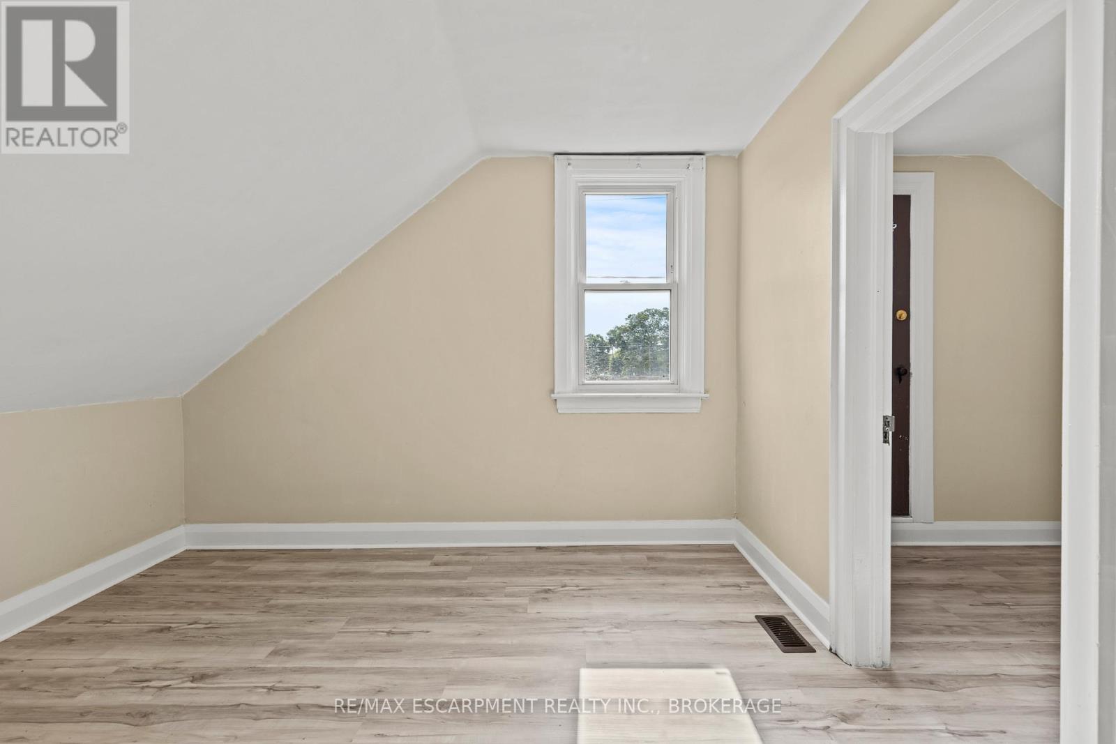 Upper - 1 West Street N, Thorold, Ontario  L2V 2R8 - Photo 15 - X13714802