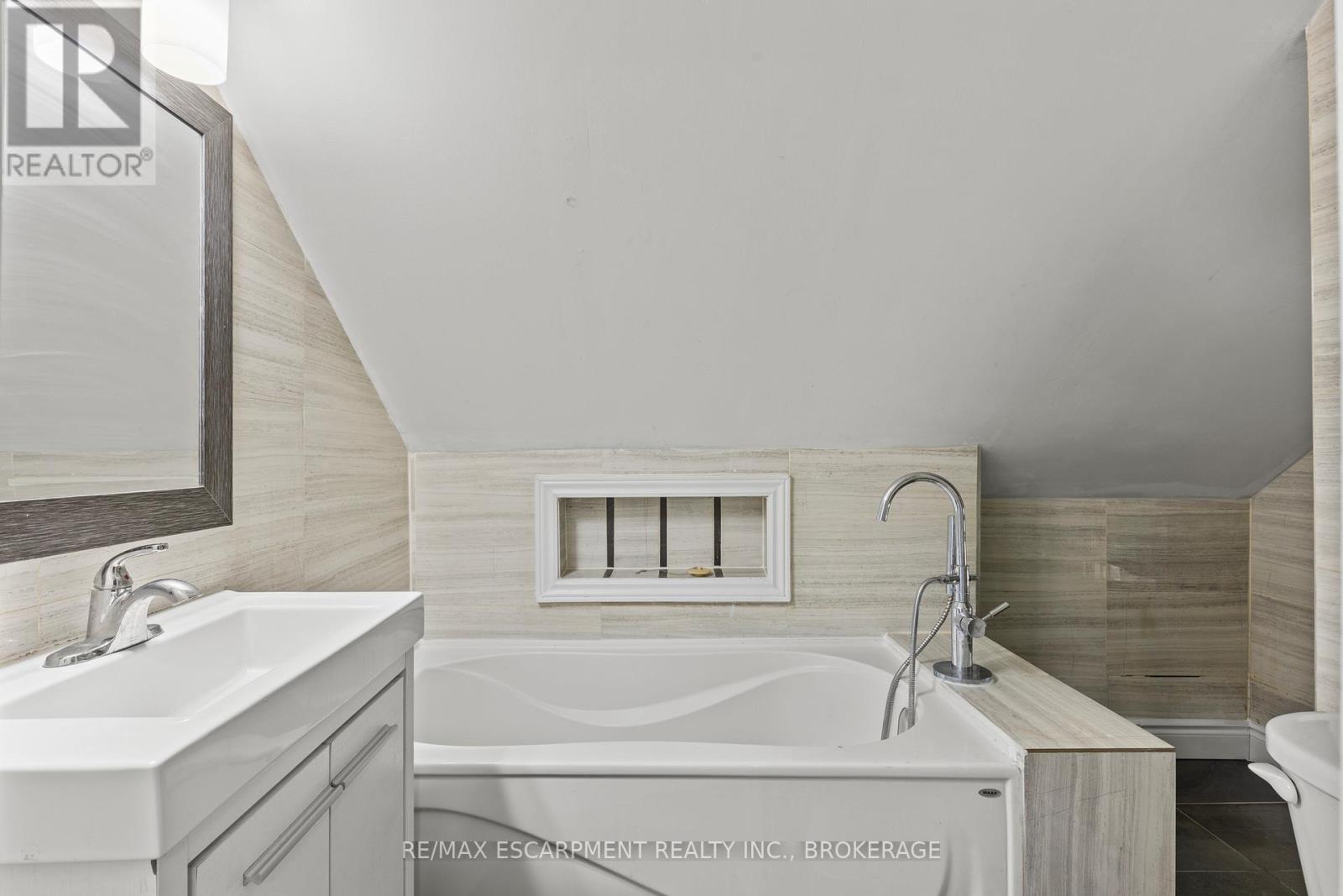 Upper - 1 West Street N, Thorold, Ontario  L2V 2R8 - Photo 18 - X13714802